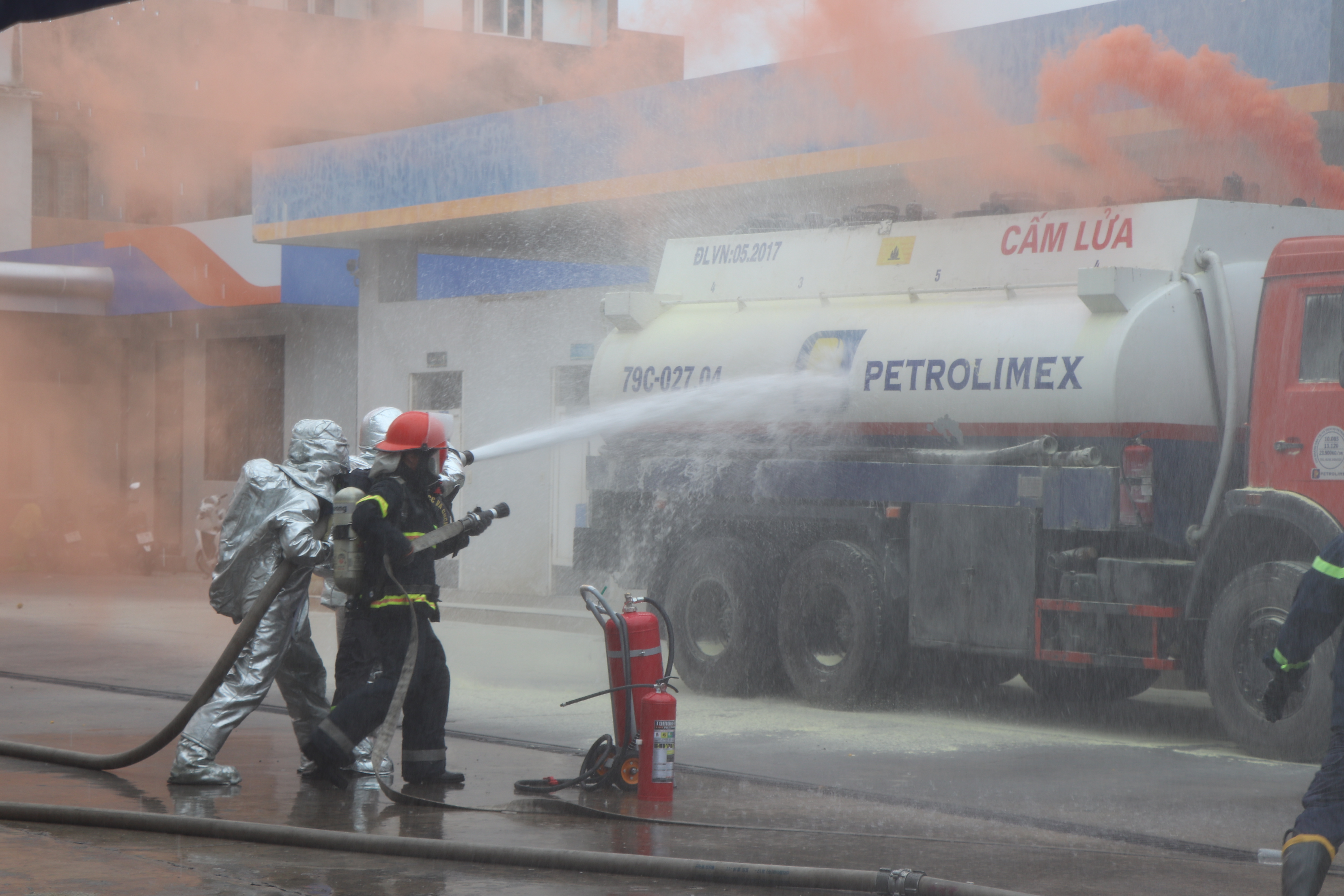 TP: Nha Trang: Hơn 70 người tham gia diễn tập phương án chữa cháy và cứu nạn, cứu hộ tại Cửa hàng xăng dầu số 19  