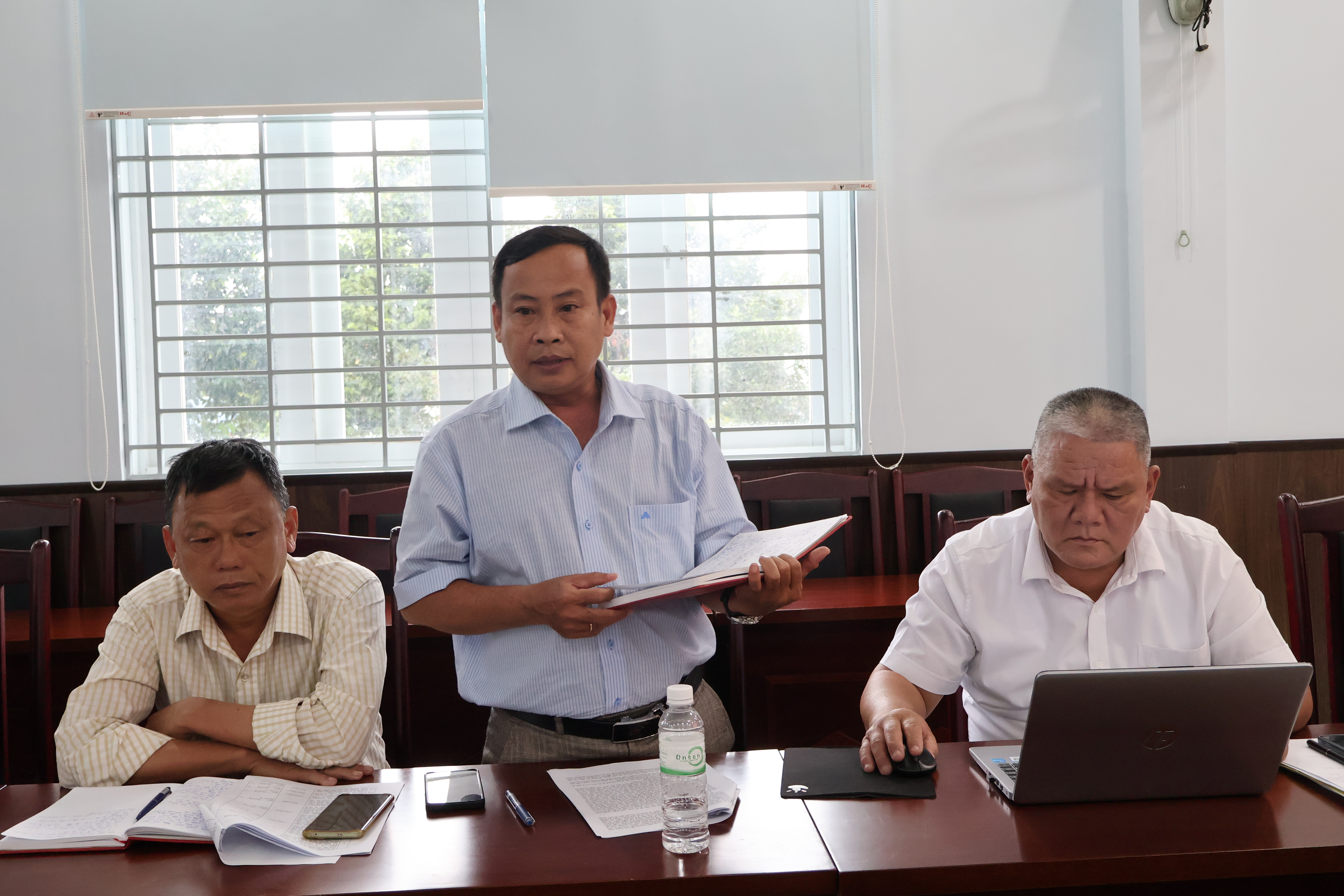 Cán bộ huyện Khánh Vĩnh báo cáo tại buổi giám sát.