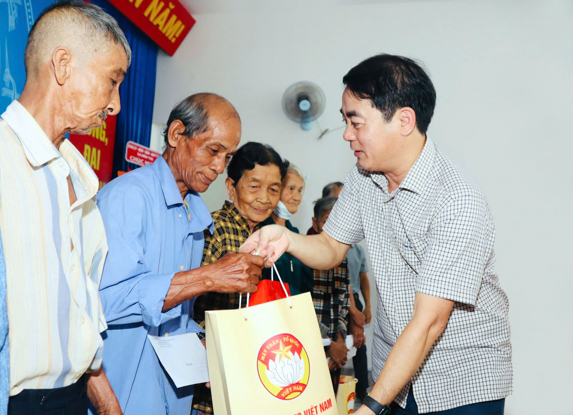 Kỷ niệm 94 năm Ngày thành lập Mặt trận Dân tộc thống nhất Việt Nam (18-11-1930 - 18-11-2024): Huy động nguồn lực chăm lo cho người nghèo