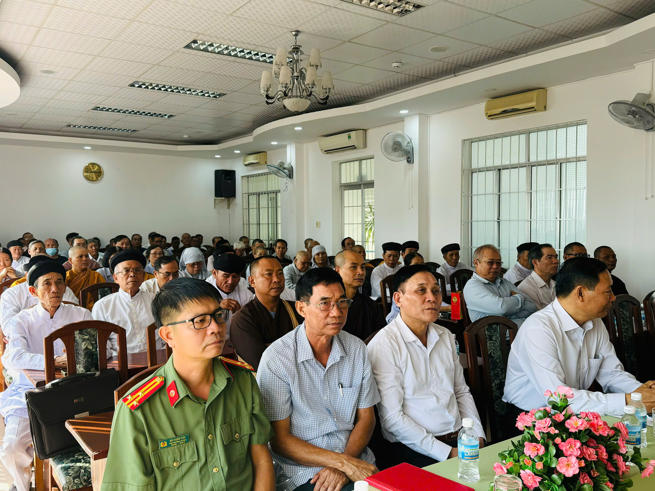 Phổ biến kiến thức quốc phòng và an ninh cho các chức sắc, người có uy tín trong các tôn giáo