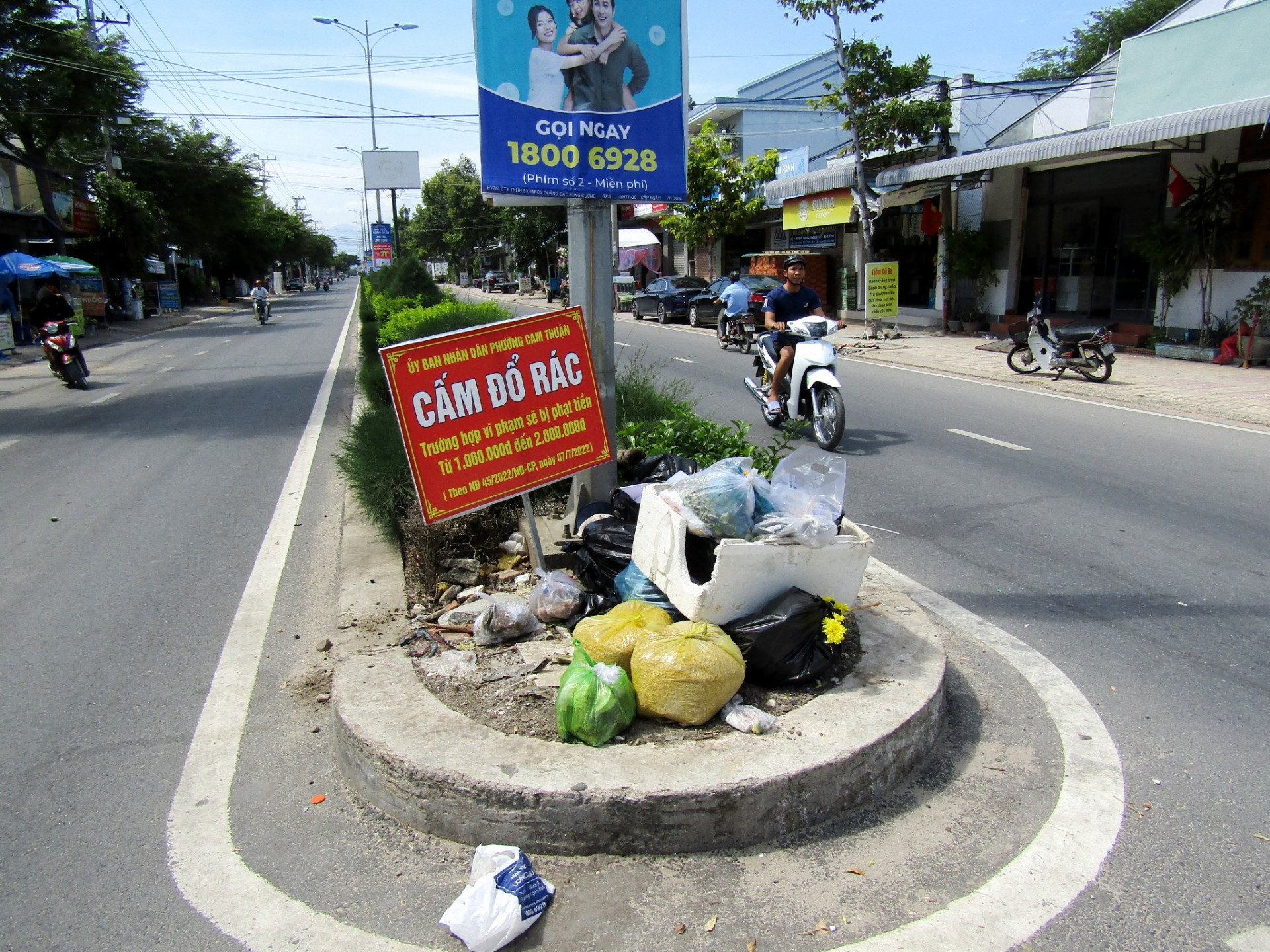 Cấm nhưng vẫn đổ rác