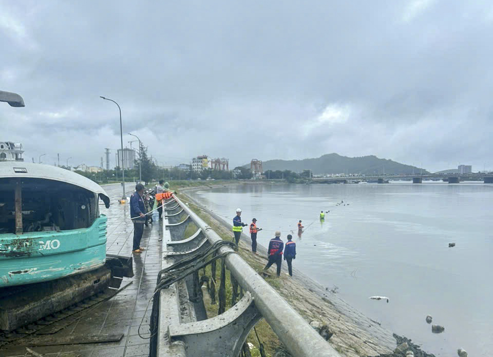 Phường Phước Long: Tháo dỡ giàn gỗ, phao nhử vẹm trên sông Quán Trường