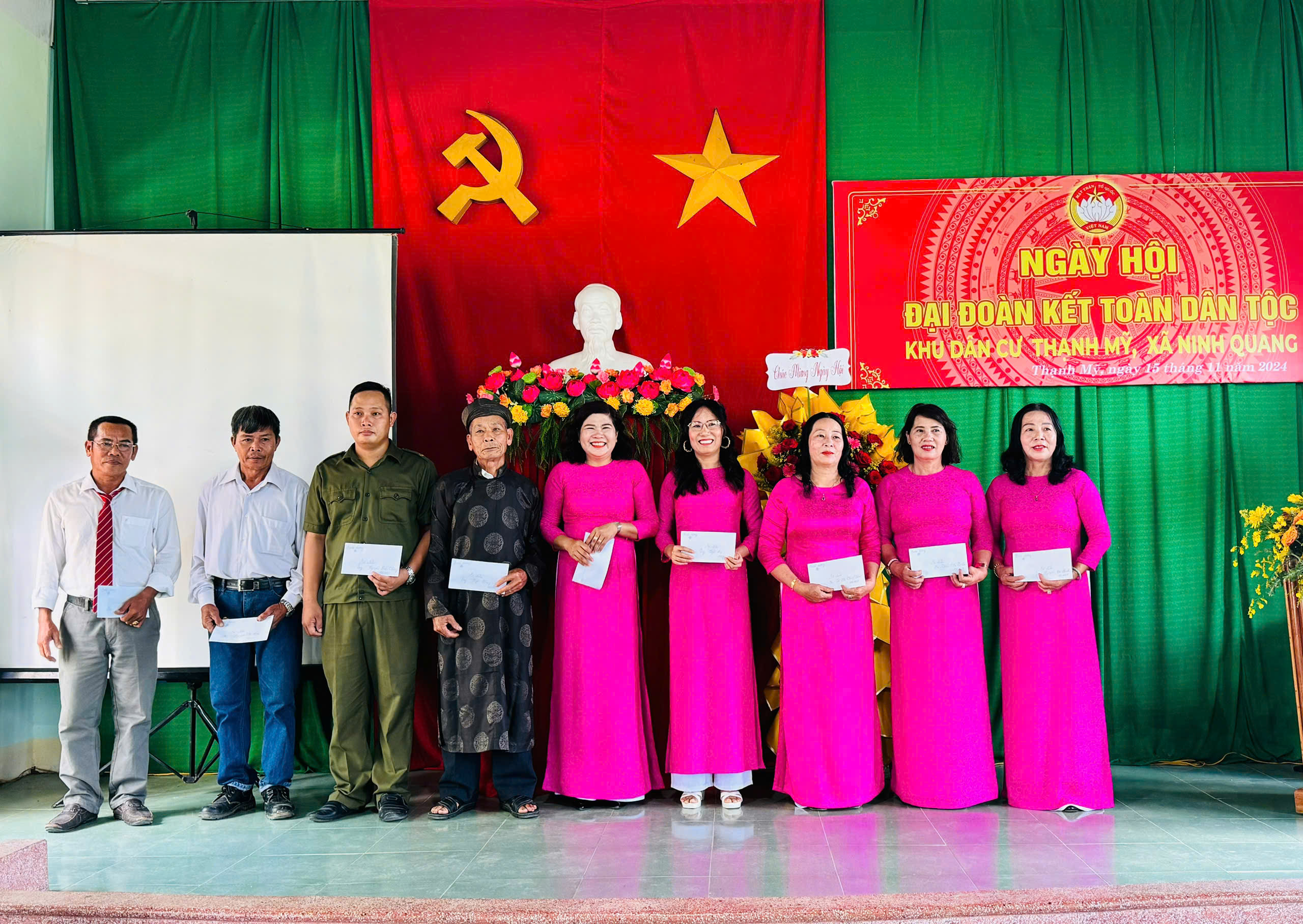 Đại diện Ban Công tác Mặt trận thôn khen thưởng các tập thể và cá nhân