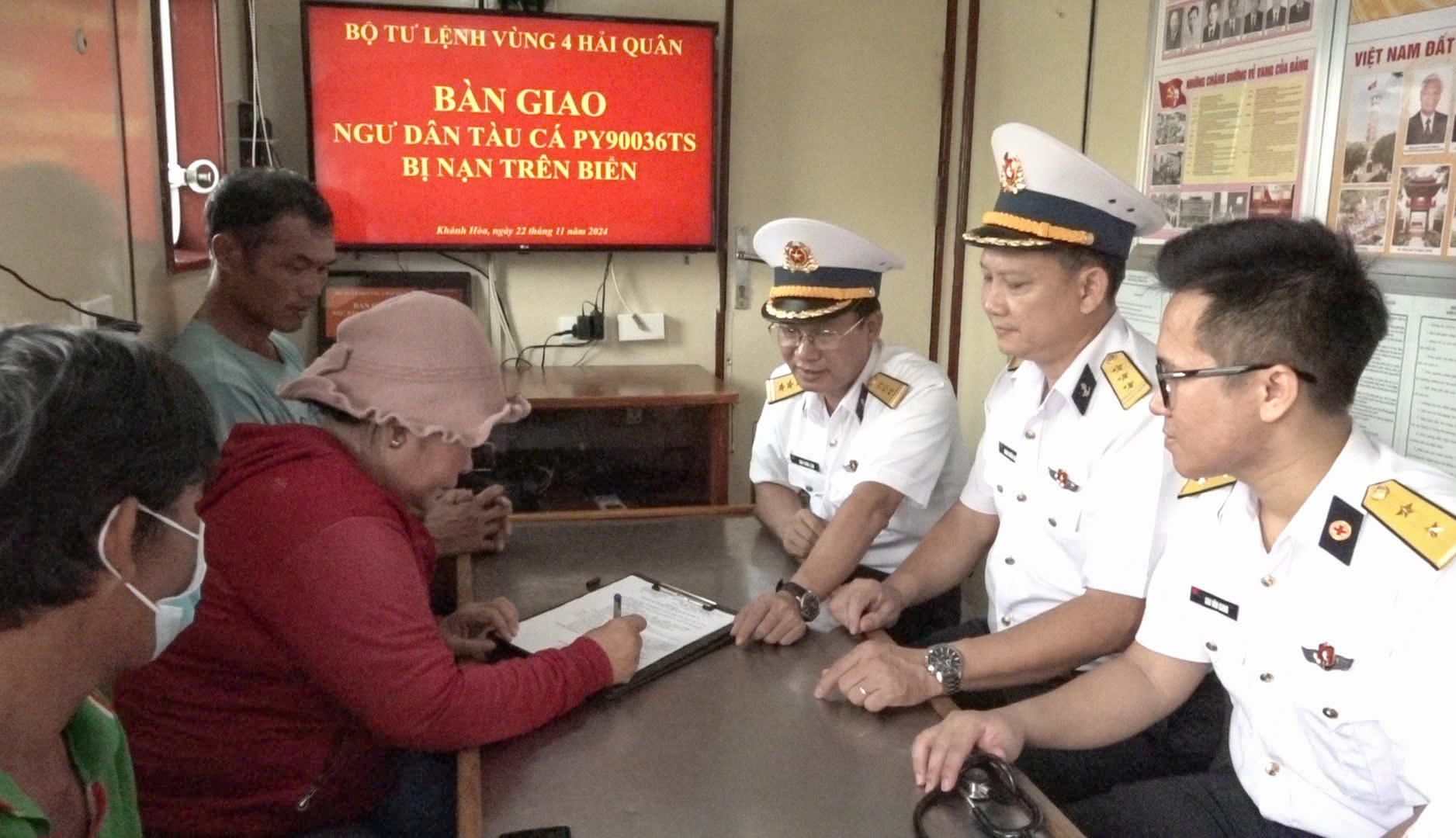 Vùng 4 Hải quân bàn giao ngư dân bị bệnh cho gia đình và địa phương