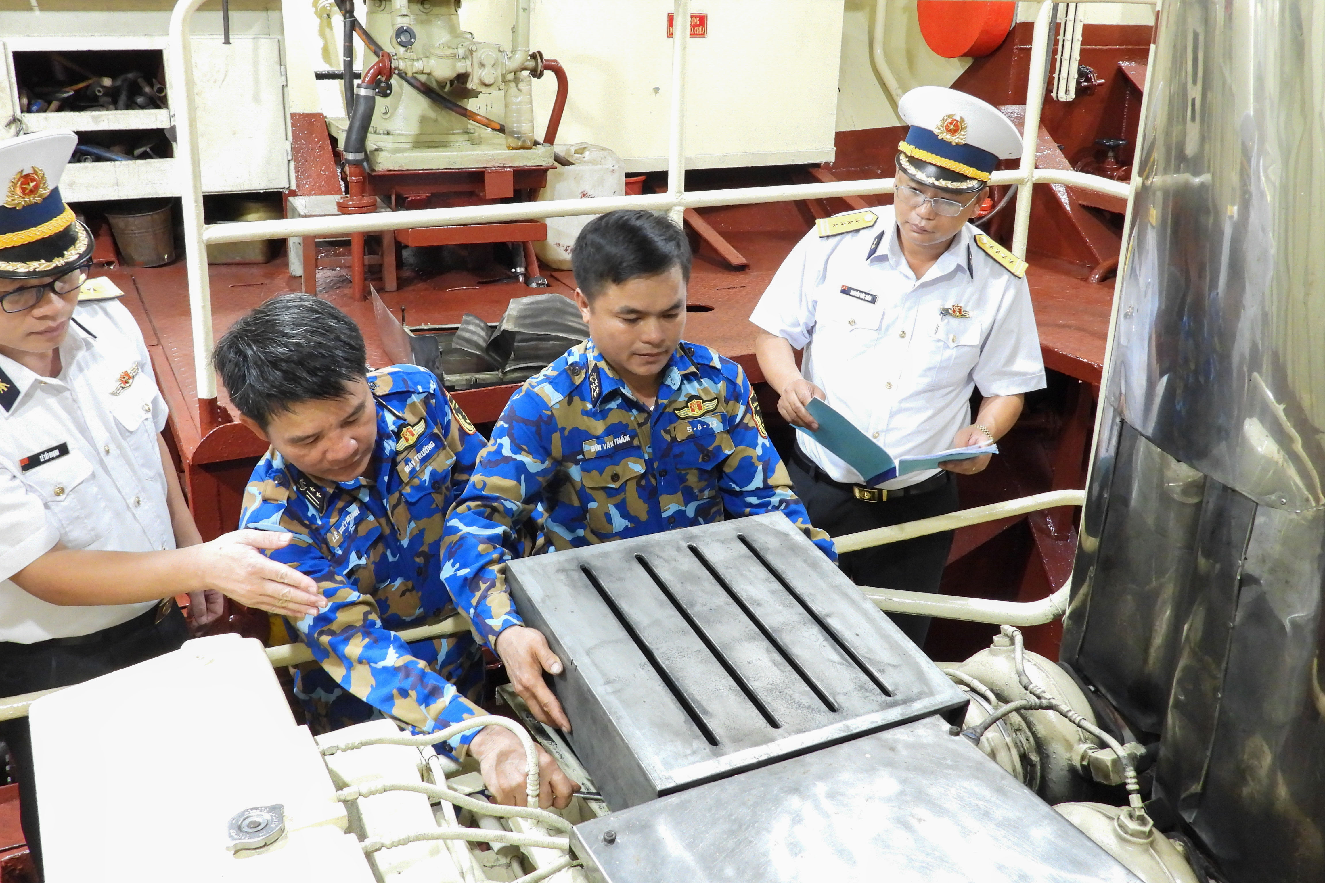 Đại tá Nguyễn Đức Điền (bìa phải) kiểm tra ngày kỹ thuật tại tàu.