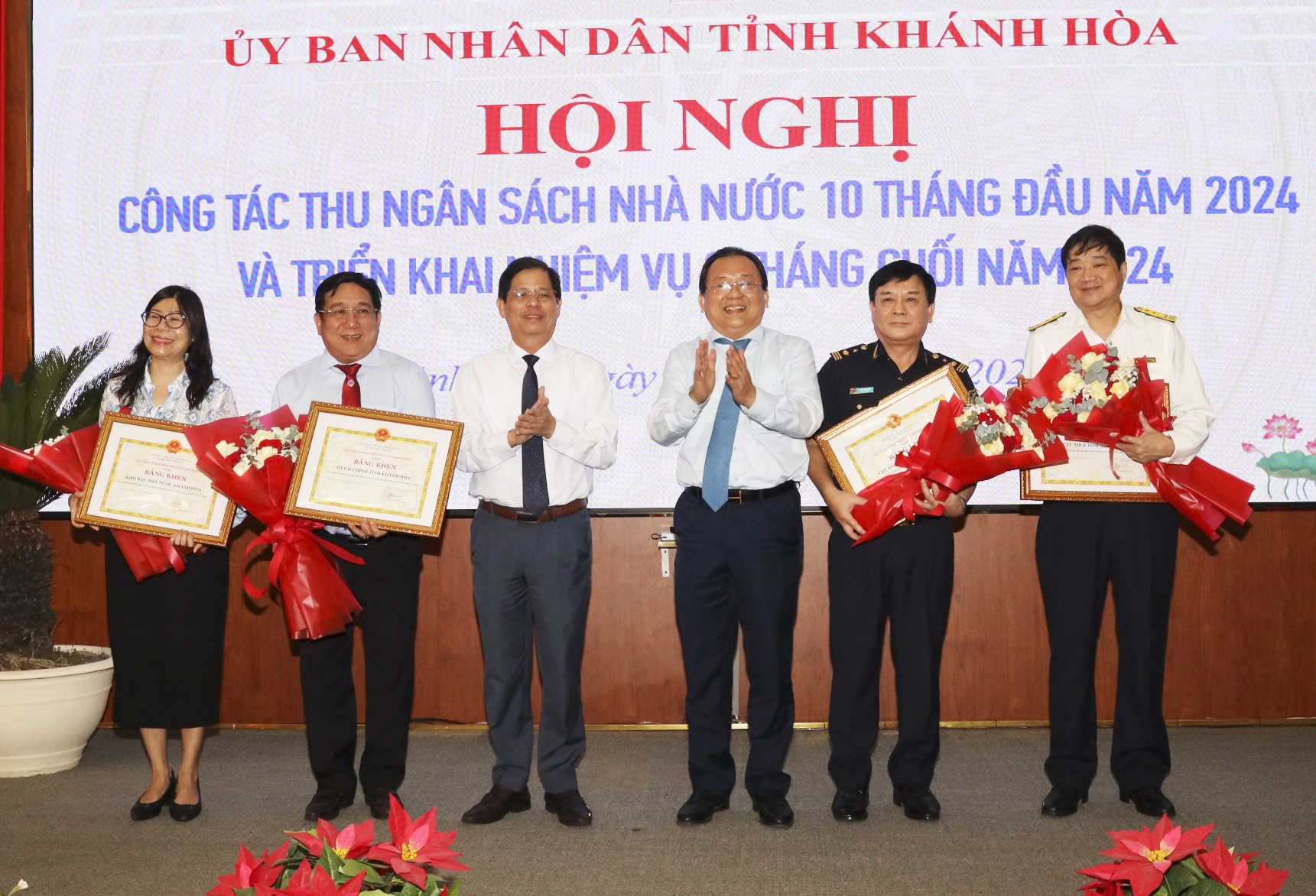 Lãnh đạo tỉnh tặng bằng khen cho các đơn vị xuất sắc hoàn thành vượt dự toán thu ngân sách nhà nước năm 2024 trước 2 tháng.