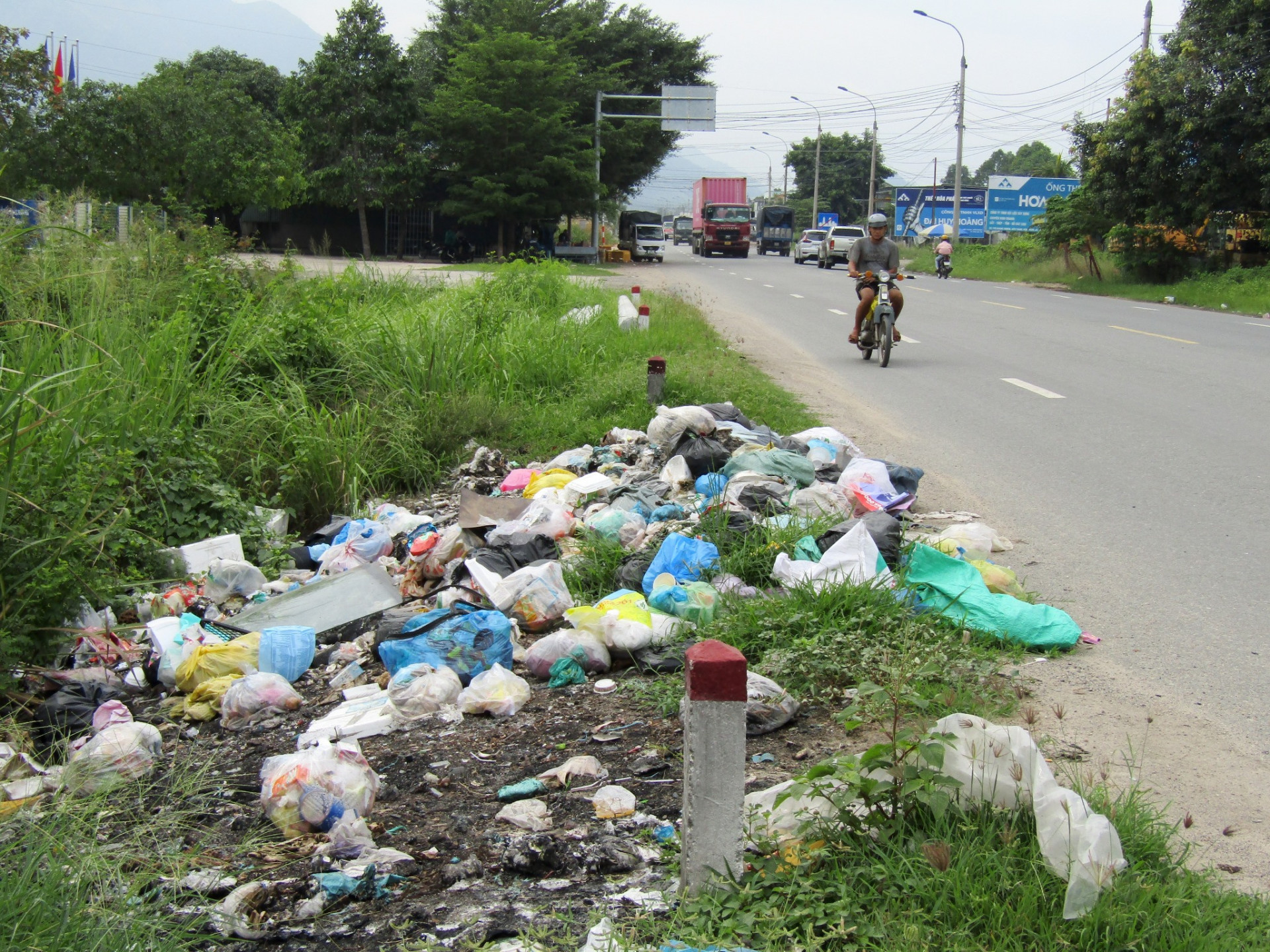 Đổ rác bừa bãi ra hành lang quốc lộ