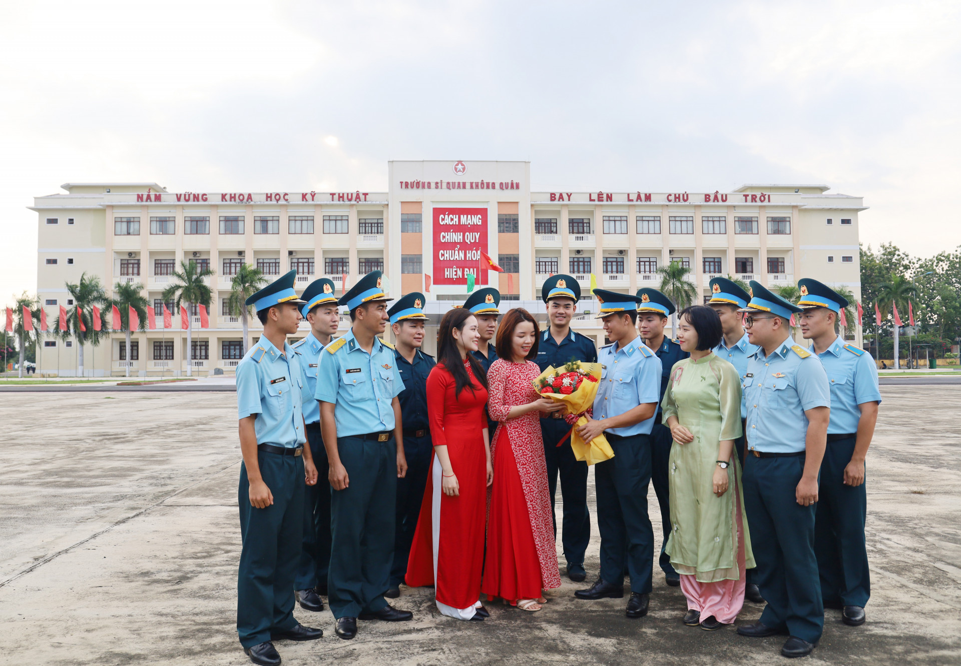 Học viên phi công quân sự và học viên cao đẳng kỹ thuật hàng không Trường Sĩ quan không quân chúc mừng thầy cô nhân ngày Nhà giáo Việt Nam 20-11.                                                                                                                                          