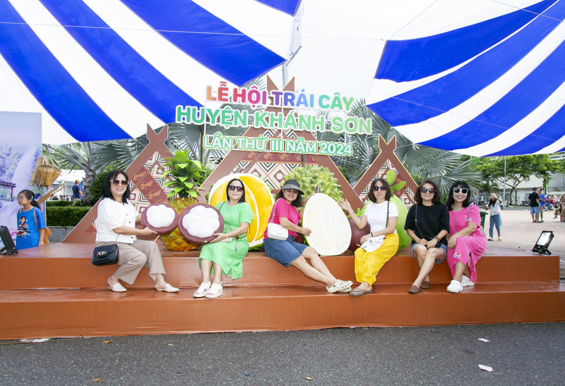 Tourists at Khanh Son Fruit Festival 2024