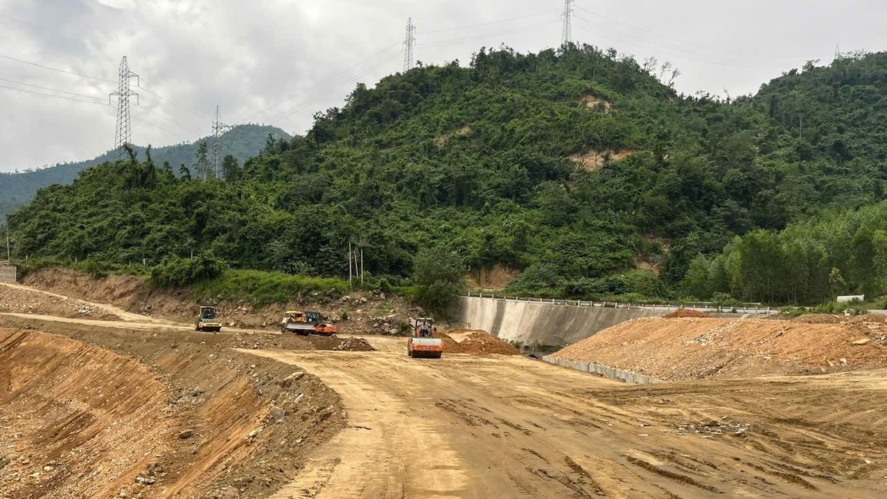 Dự án Cải tạo, nâng cấp Quốc lộ 26: Chậm tiến độ do vướng giải phóng mặt bằng