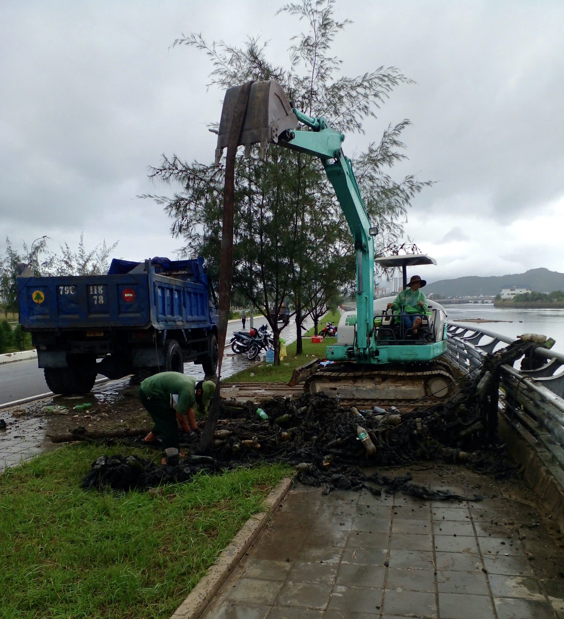 Các phương tiện để tháo dỡ giàn gỗ, phao nhử vẹm trên sông Quán Trường.