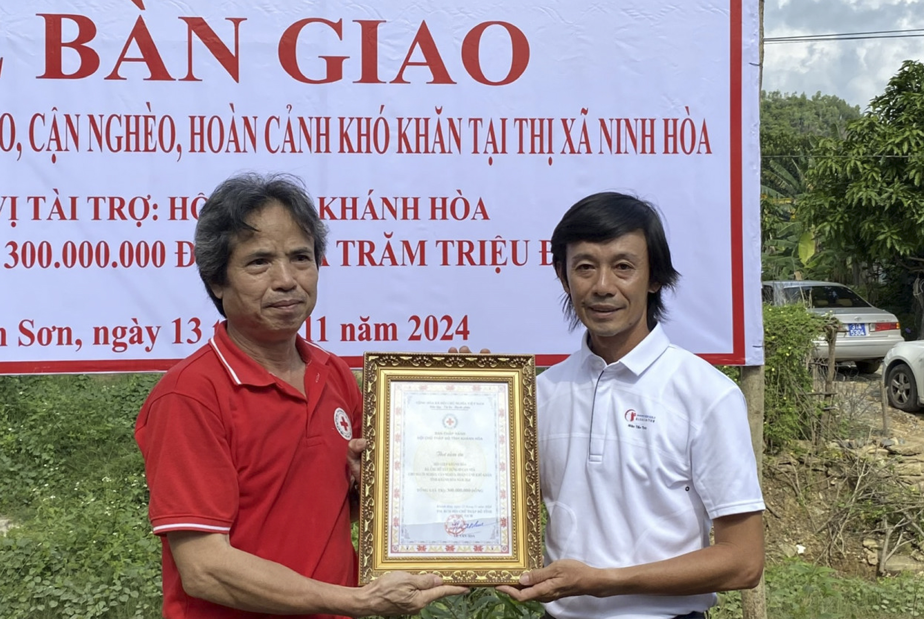 Đại diện Hội Chữ thập đỏ tỉnh nhận bảng tài trợ từ Hội Golf Khánh Hòa.