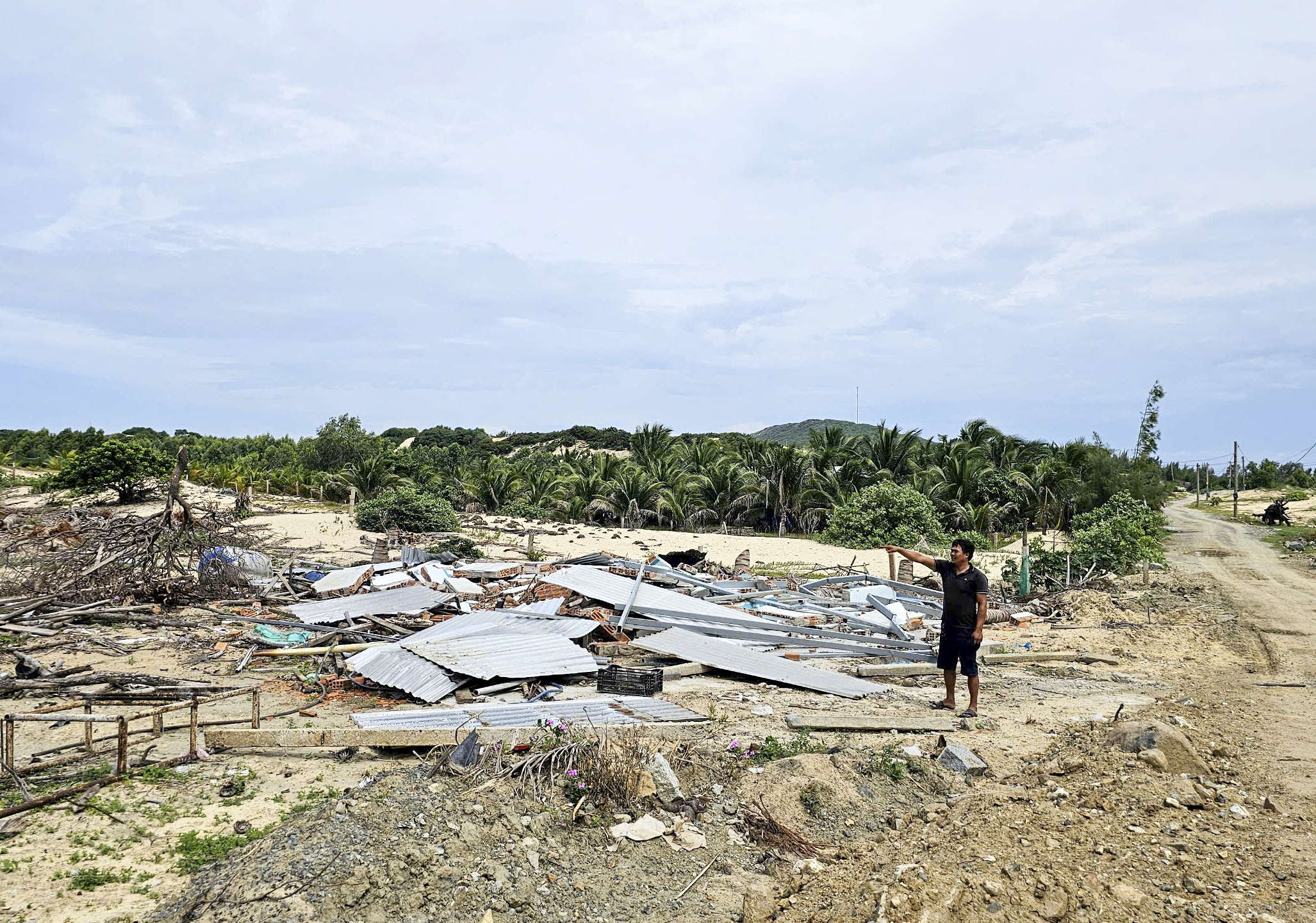 3 hộ dân ở Vạn Ninh bị cưỡng chế tháo dỡ các công trình trên đất: Không được bồi thường vì lấn chiếm đất của Nhà nước