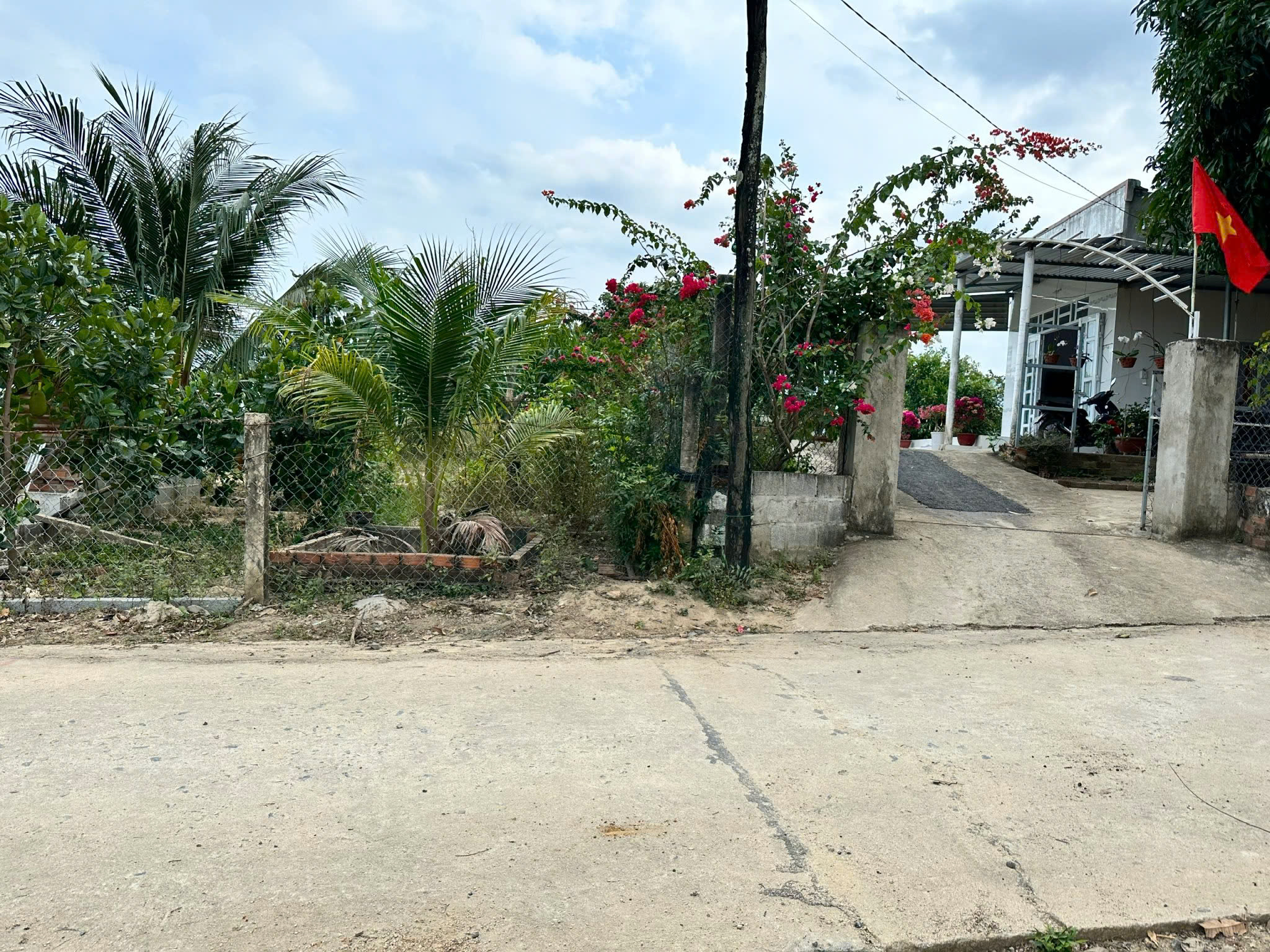 60 hộ dân tại Cam Lâm khiếu nại đòi đường đi chung bị lấn chiếm: Địa phương khẳng định không có cơ sở giải quyết