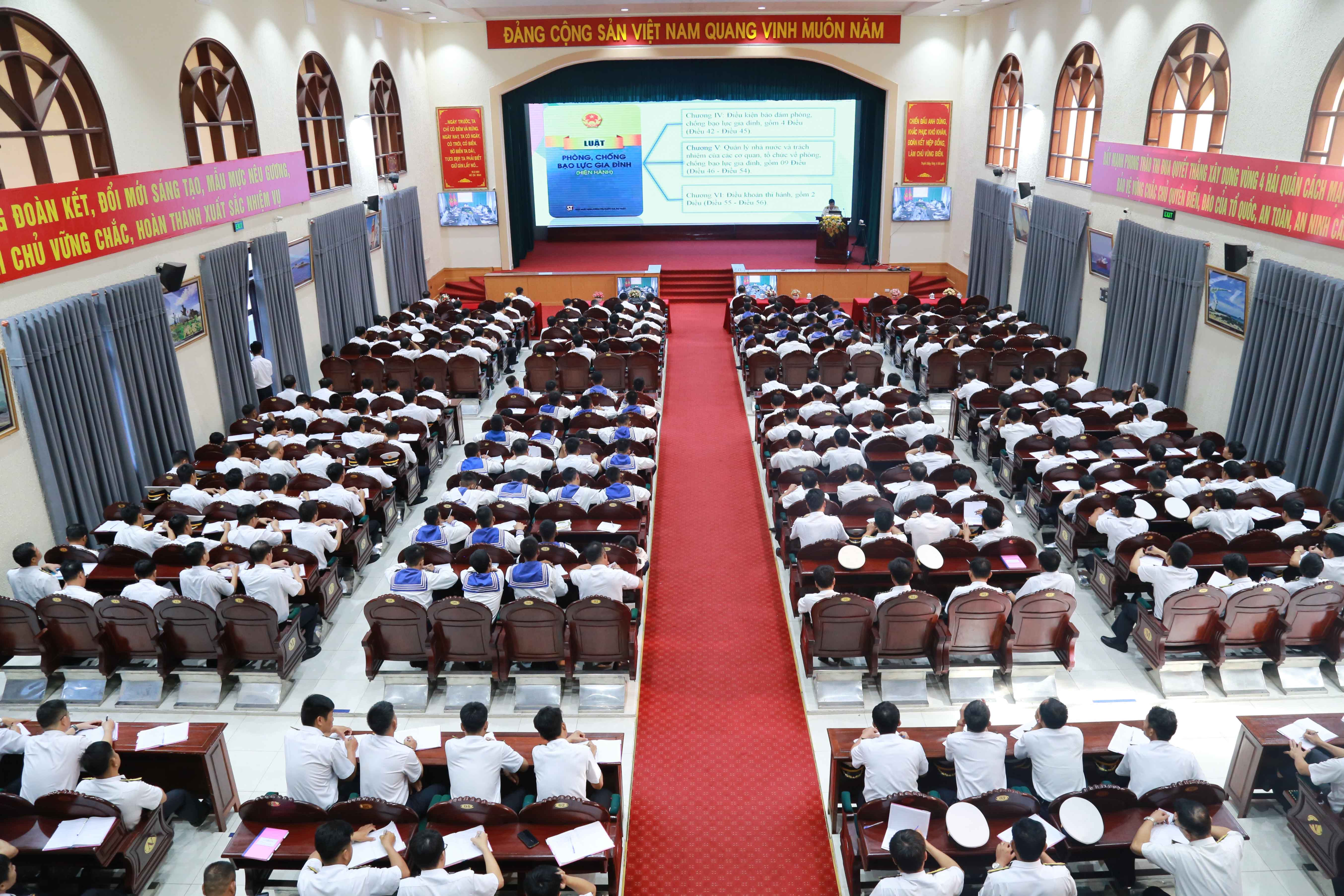 Vùng 4 Hải quân phối hợp tuyên truyền, phổ biến, giáo dục pháp luật cho quân nhân