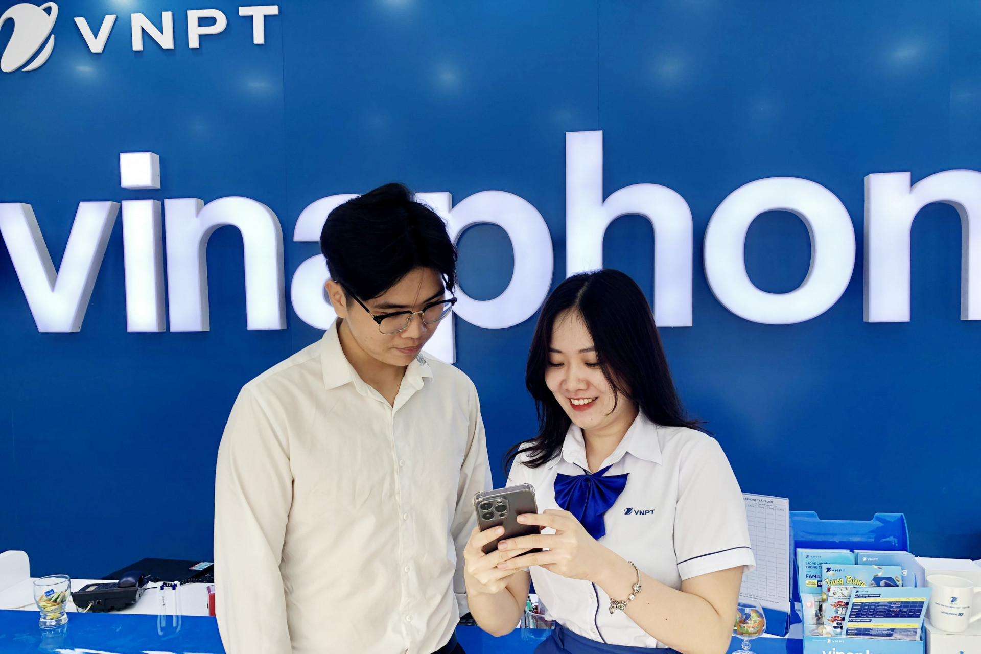 Nhân viên Trung tâm Kinh doanh VNPT – Khánh Hòa hướng dẫn khách hàng Đăng ký chữ ký số cá nhân VNPT SmartCA ngay trên VneID
