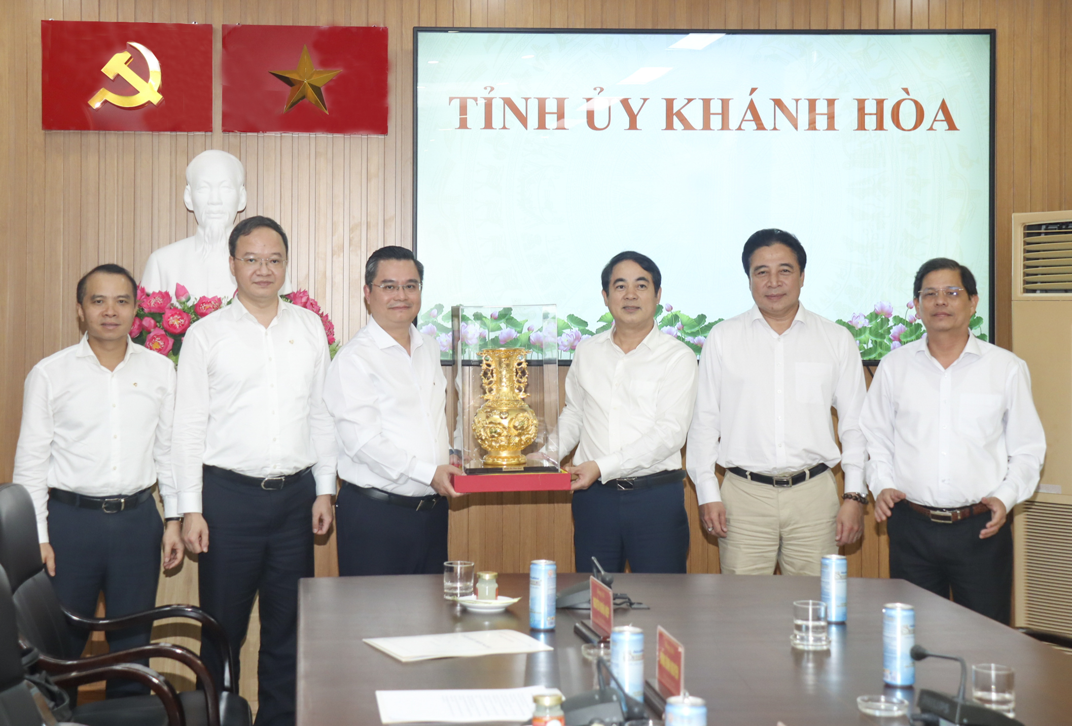 Thường trực Tỉnh ủy làm việc với lãnh đạo Ngân hàng Thương mại cổ phần Ngoại thương Việt Nam