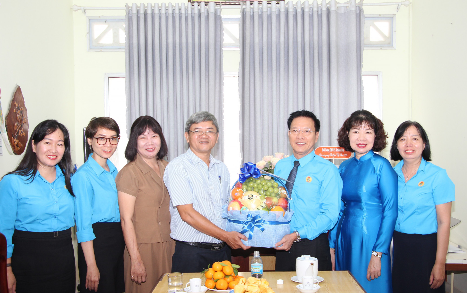 Ông Phan Thanh Liêm - Chủ tịch Liên đoàn Lao động tỉnh thăm, chúc mừng cán bộ, giáo viên Trường Phổ thông Dân tộc nội trú THPT tỉnh.