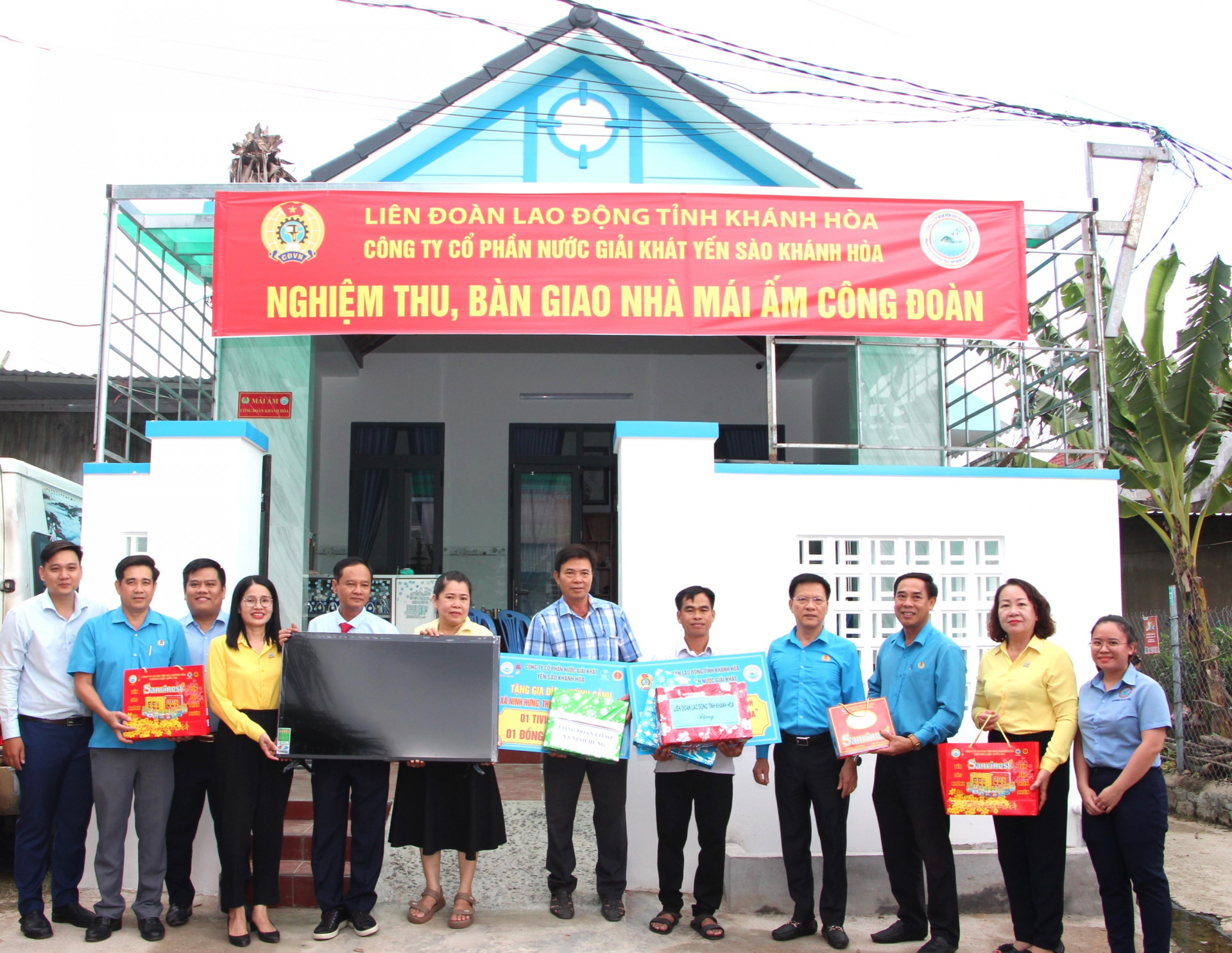 Lãnh đạo Liên đoàn Lao động tỉnh và đơn vị tài trợ tặng quà, bàn giao mái ấm cho gia đình ông Huỳnh Cảnh.