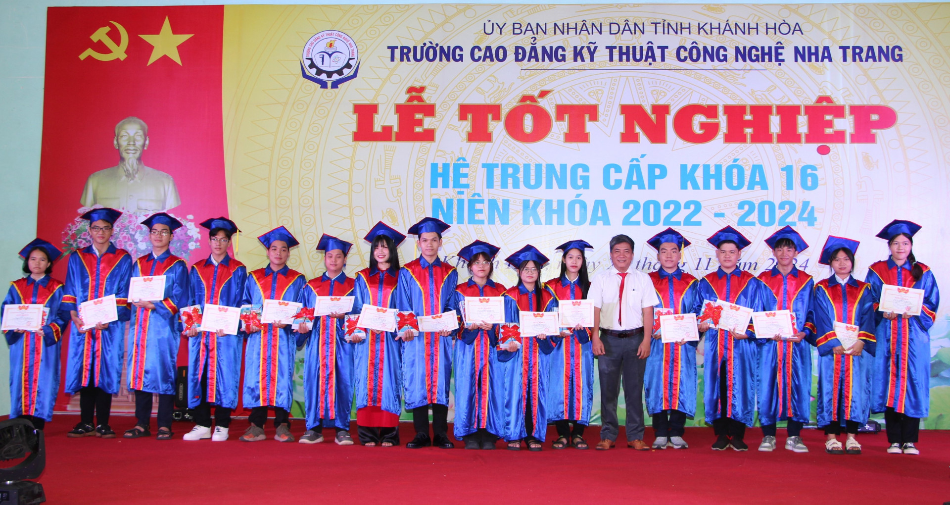 Những học sinh giỏi được nhà trường khen thưởng.