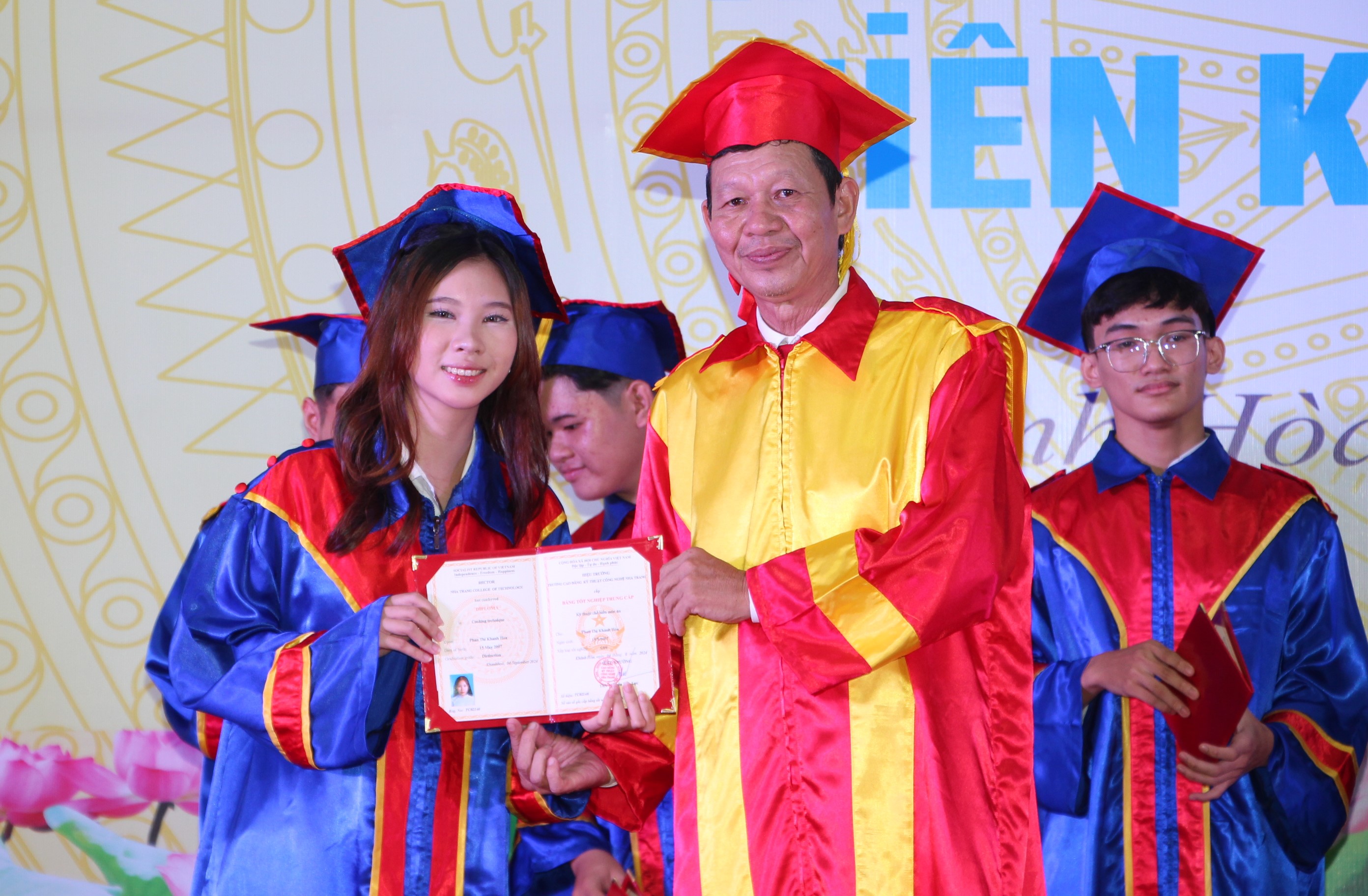 Trường Cao đẳng Kỹ thuật Công nghệ Nha Trang: Trao bằng tốt nghiệp hệ trung cấp khóa 16 cho 456 học sinh