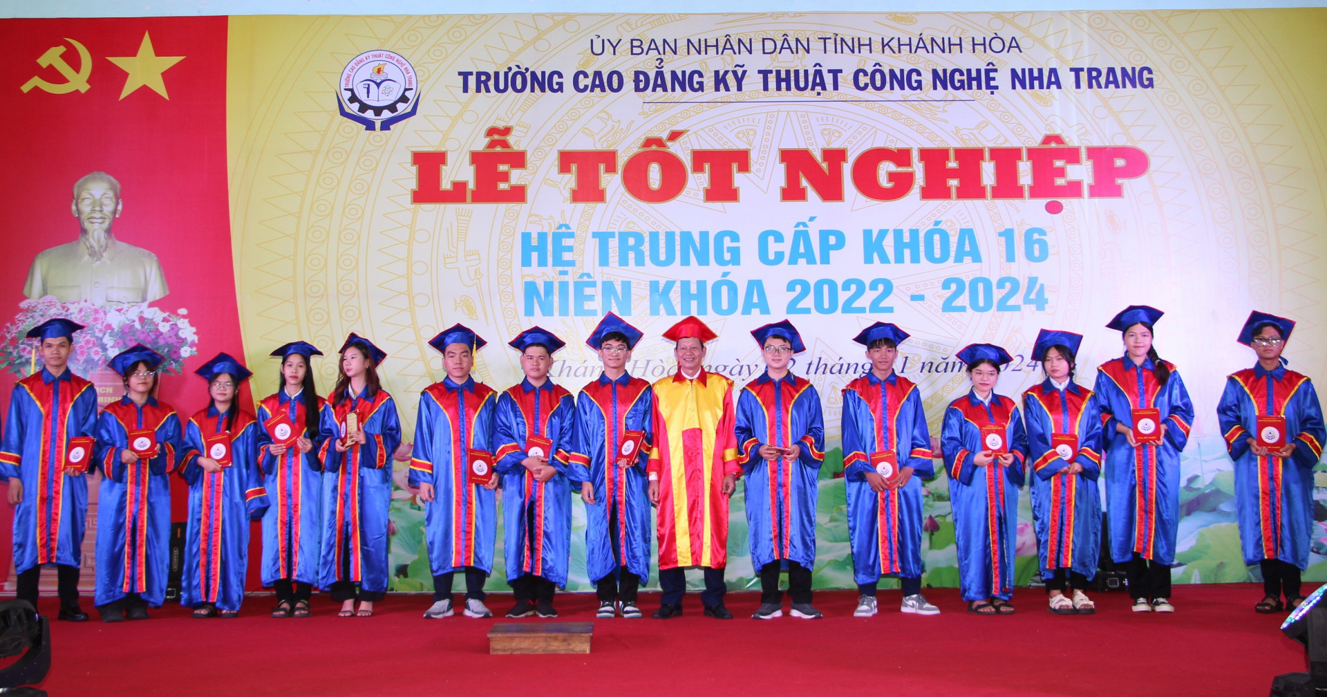 Lãnh đạo Trường Cao đẳng Kỹ thuật Công nghệ Nha Trang trao bằng tốt nghiệp cho học sinh khóa 16 hệ trung cấp.