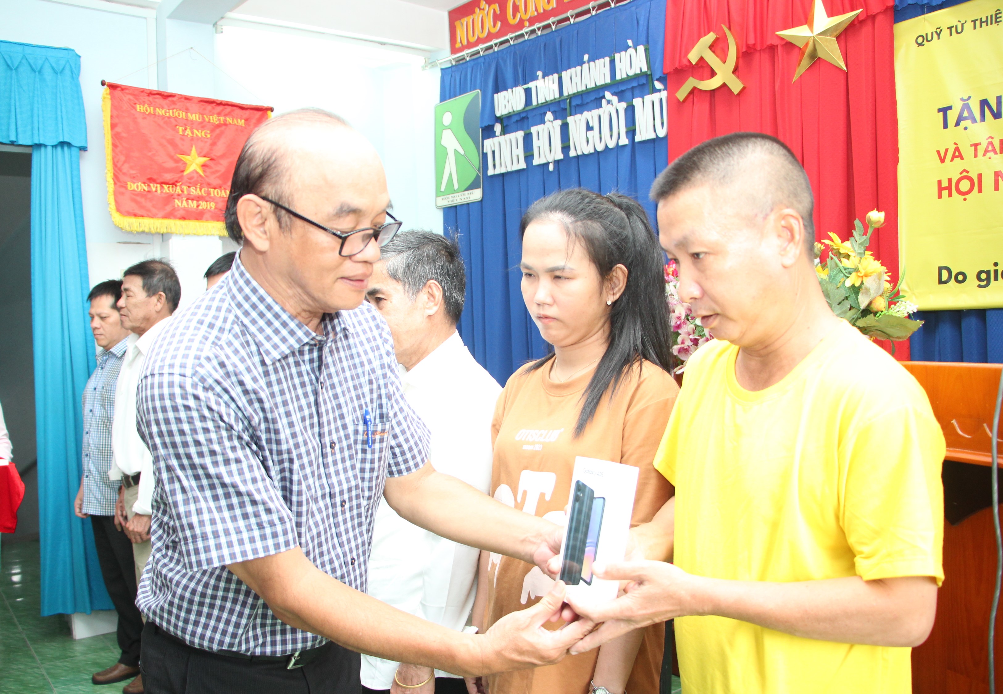 30 người mù được hướng dẫn sử dụng điện thoại thông minh và nhận quà
