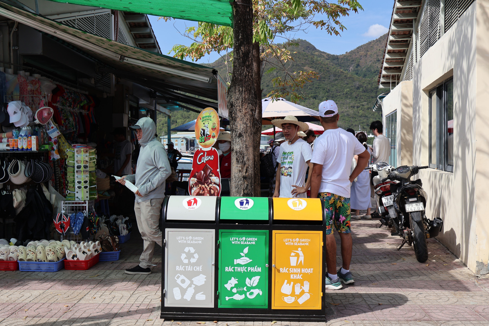 Thùng rác phân loại chất thải rắn sinh hoạt tại nguồn tại Bến tàu du lịch Nha Trang.