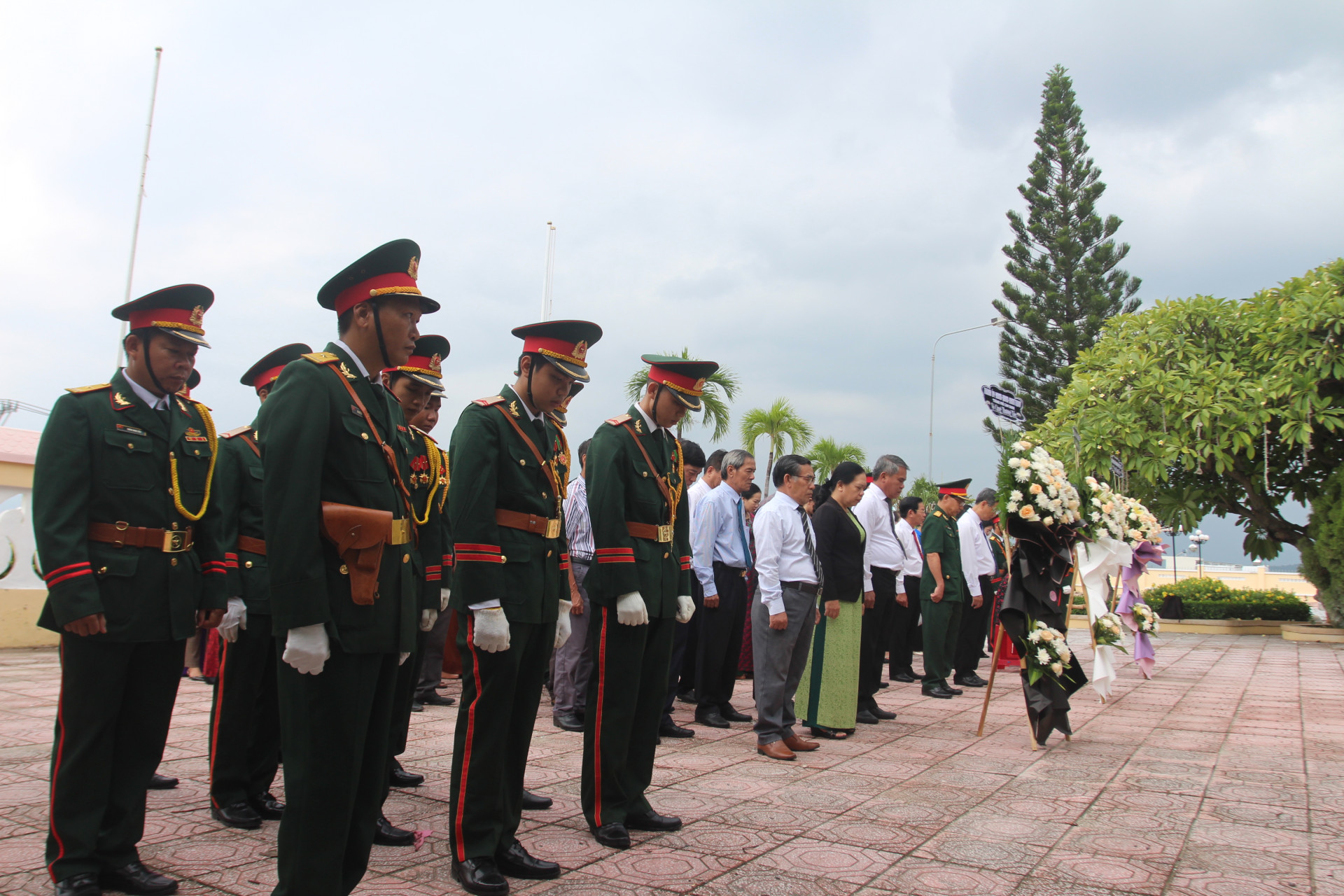 Các đại biểu dành một phút mặc niệm tưởng nhớ anh linh các anh hùng liệt sĩ.