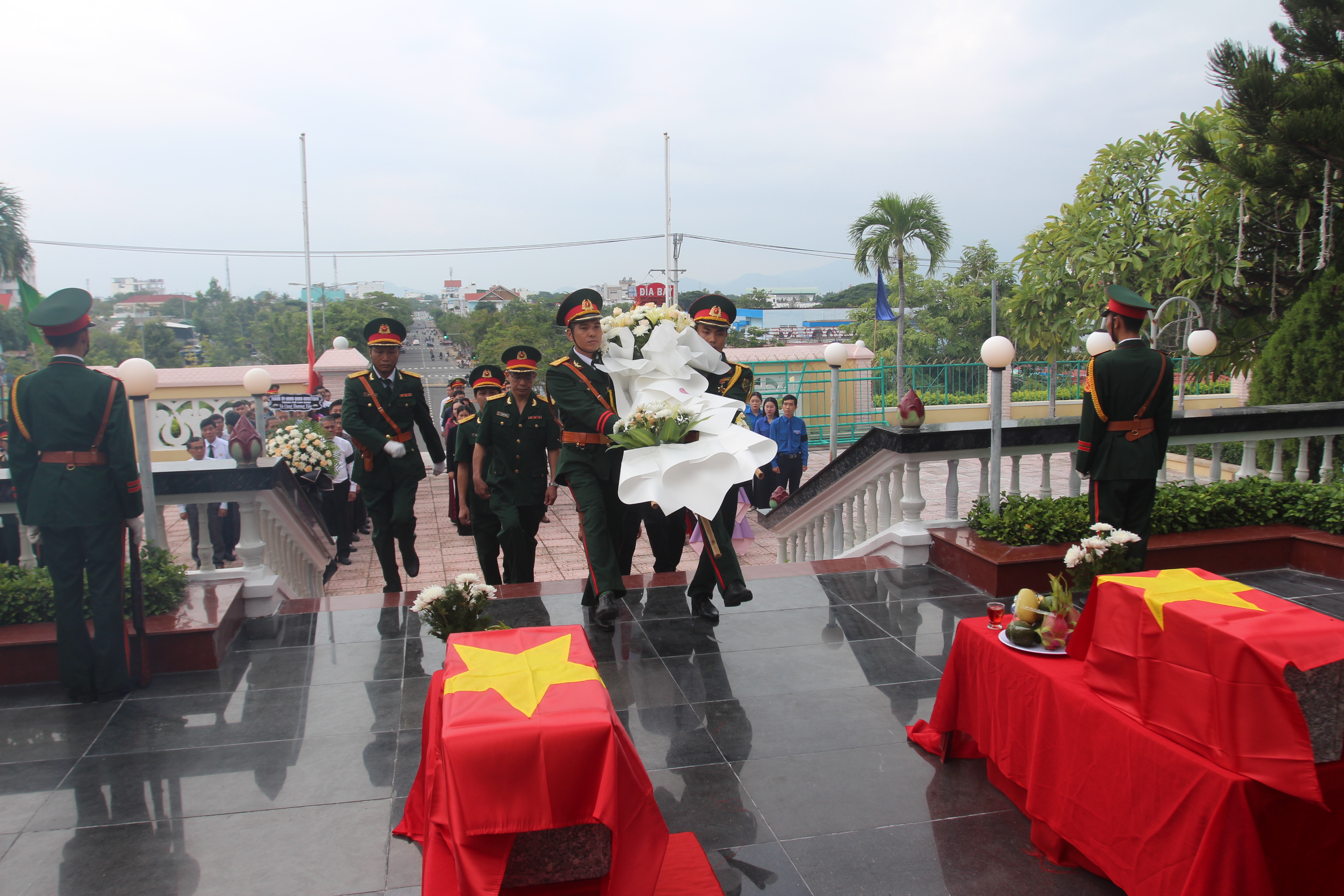 Xúc động đưa các anh về bên đồng đội