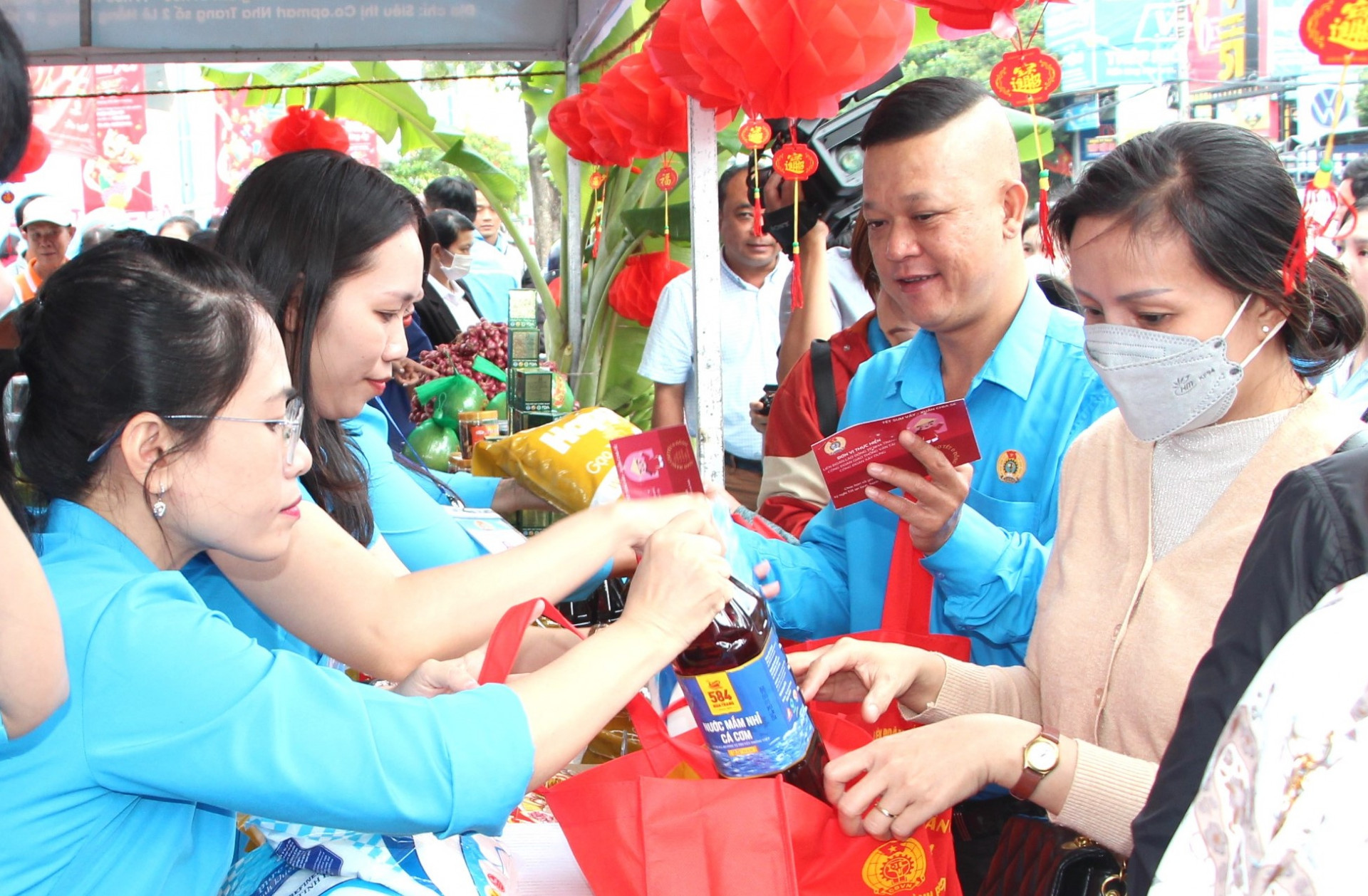 Đoàn viên, người lao động mua hàng tại phiên chợ 0 đồng do công đoàn tổ chức năm 2024.