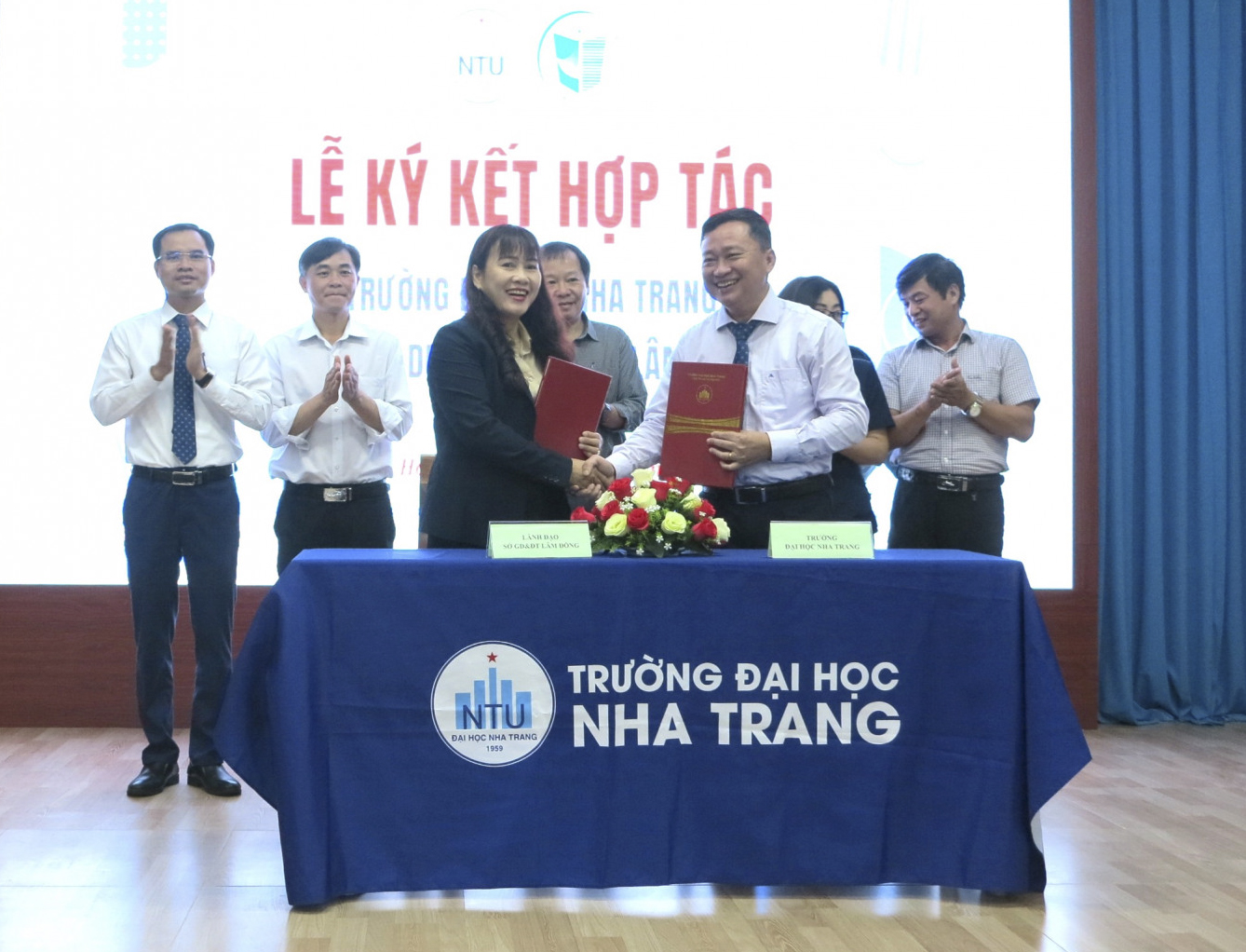 Đại diện Trường Đại học Nha Trang và Sở Giáo dục và Đào tạo tỉnh Lâm Đồng ký kết hợp tác.