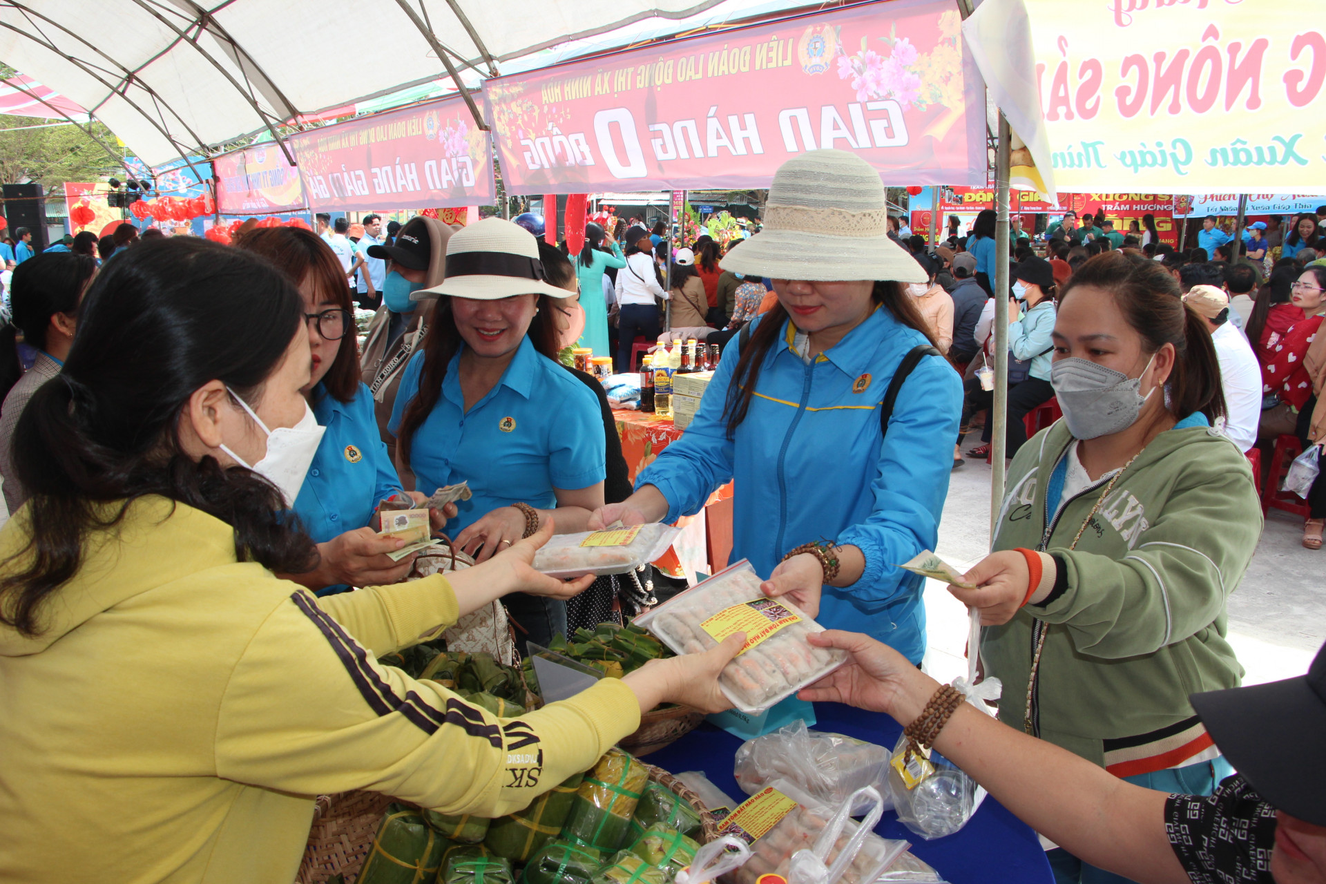 Đoàn viên, người lao động mua hàng tại chợ Tết Công đoàn năm 2024.