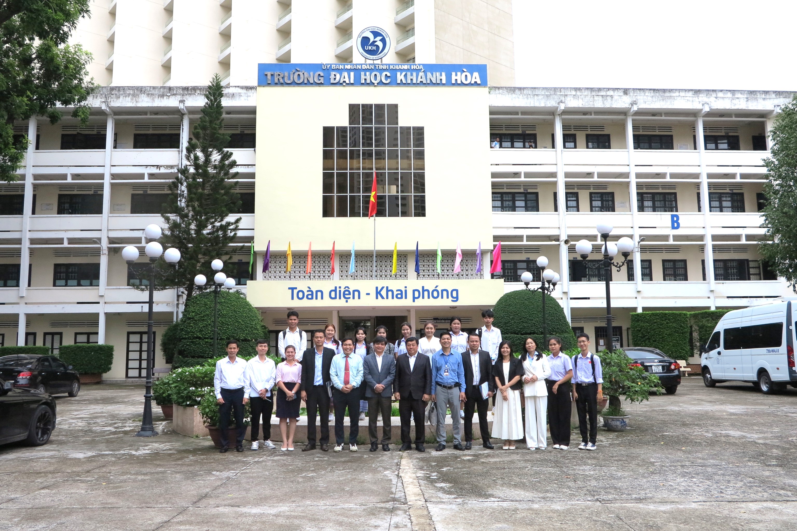 Trường Đại học Khánh Hòa tiếp nhận 9 sinh viên nhập học đến từ Viêng Chăn (Lào)