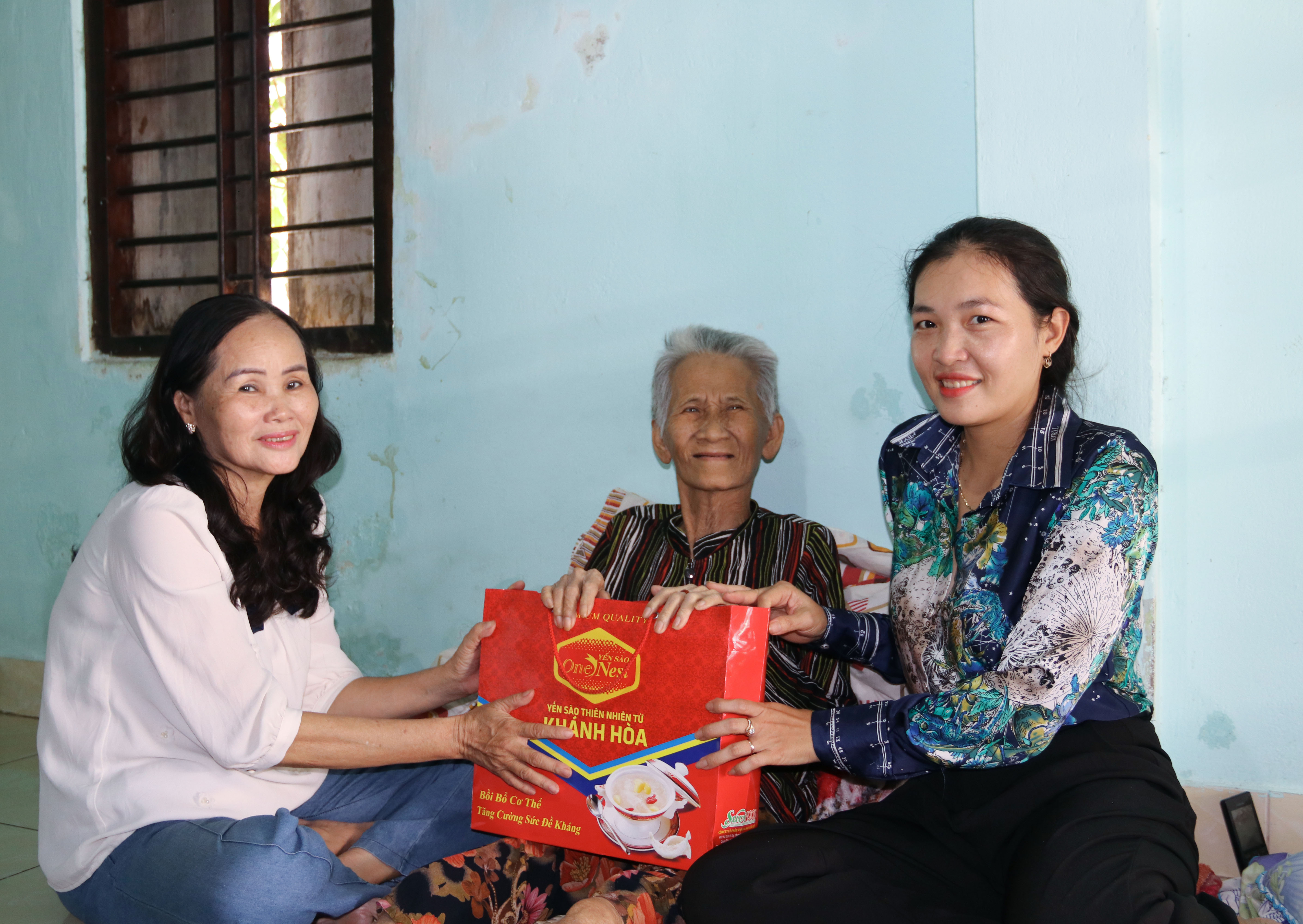 Vạn Ninh: San sẻ yêu thương với người cao tuổi khó khăn