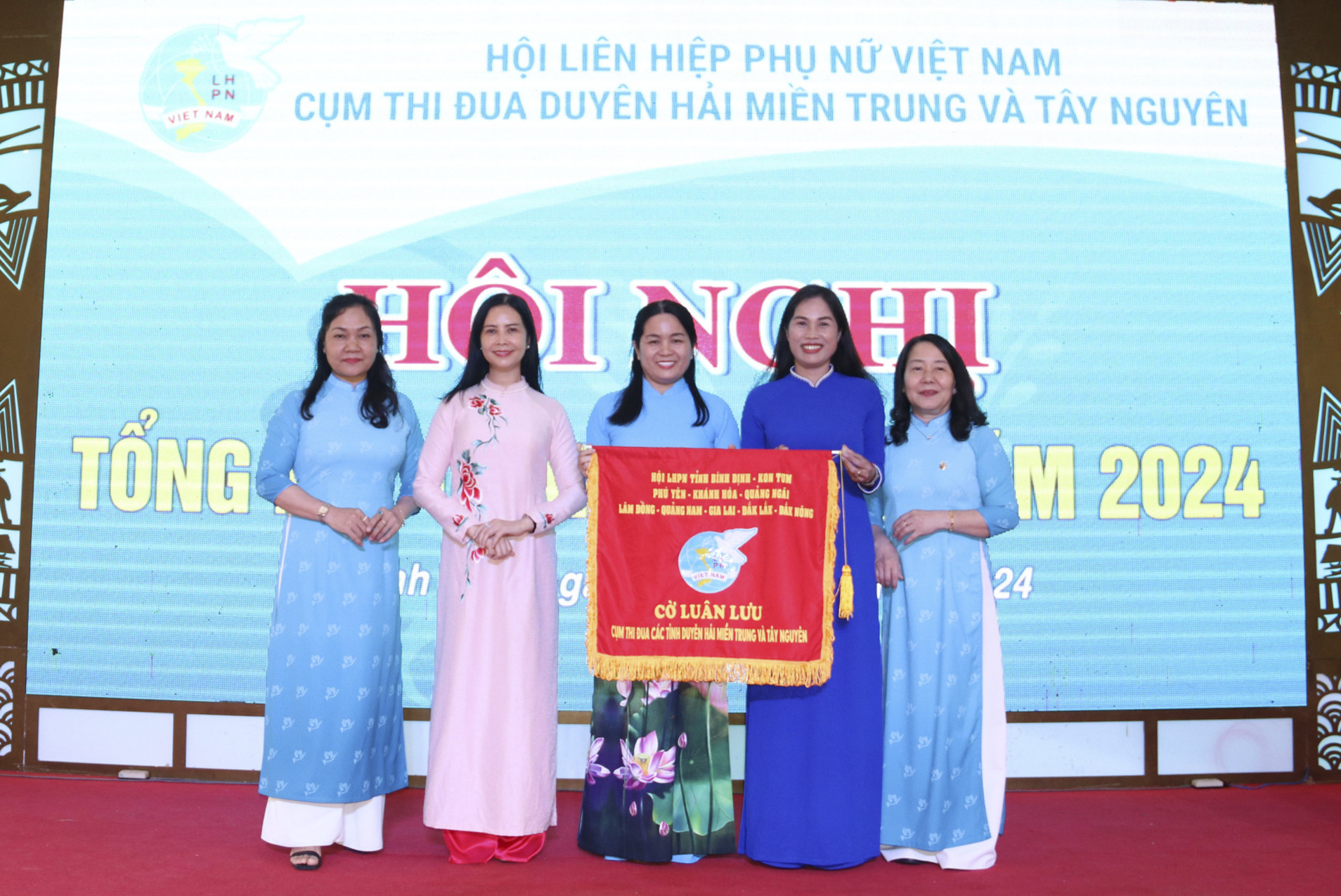 Bàn giao cờ thi đua cho Hội Liên hiệp Phụ nữ tỉnh Đắk Nông làm Cụm trưởng năm 2025.