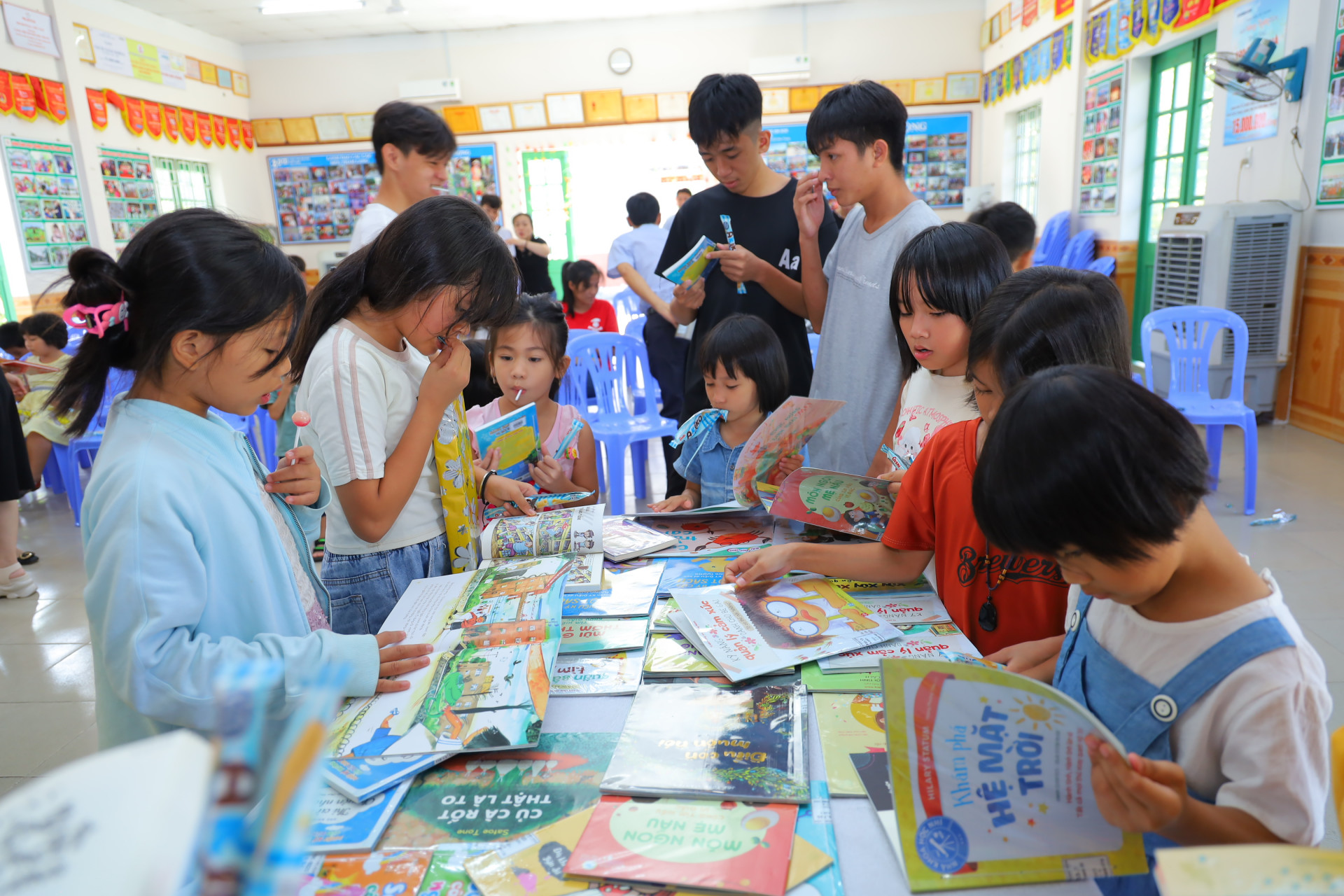 Các em nhỏ trong Làng trẻ em SOS Nha Trang tìm sách được trưng bày tại buổi phục vụ lưu động.