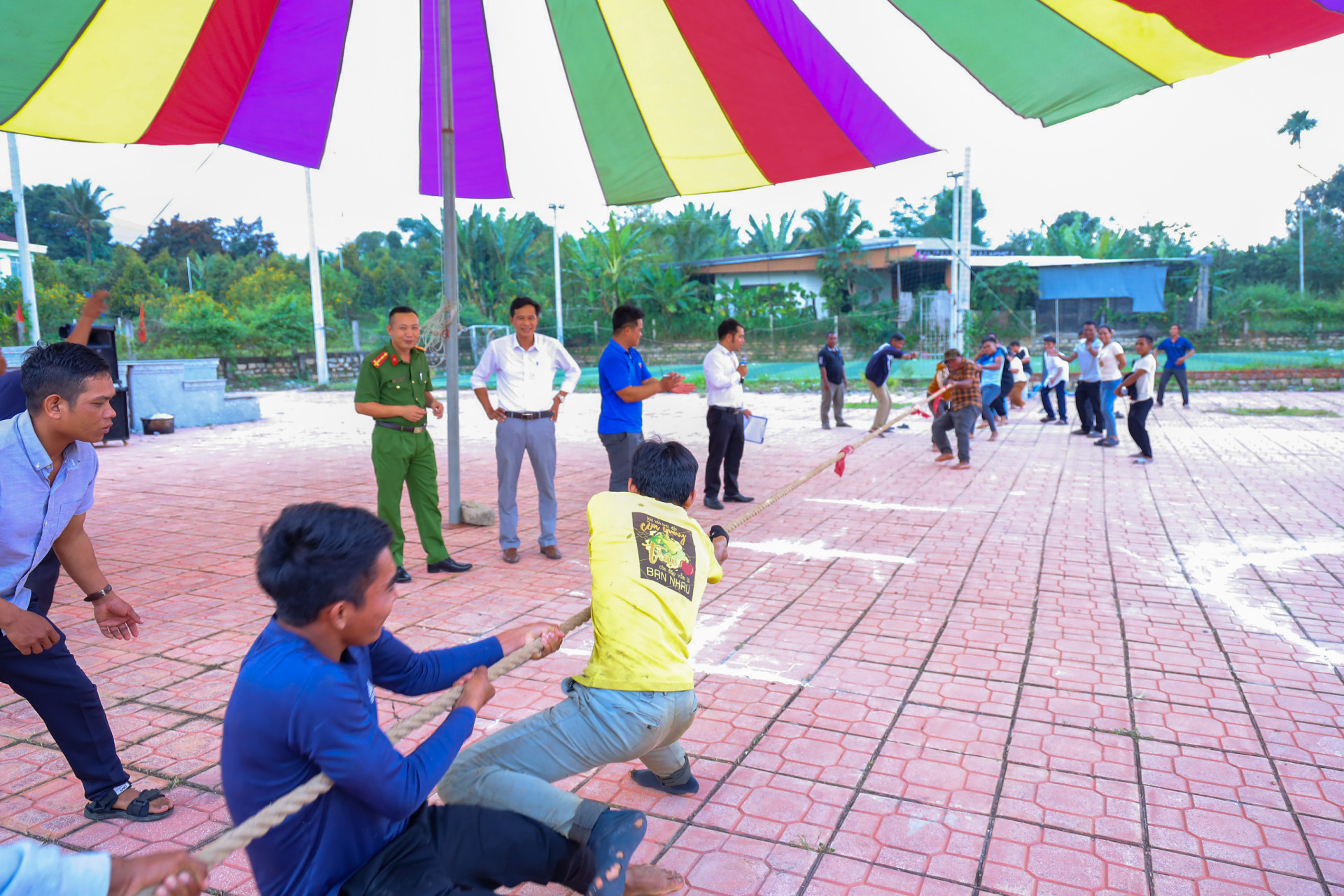 Người dân 2 thôn tranh tài môn kéo co.