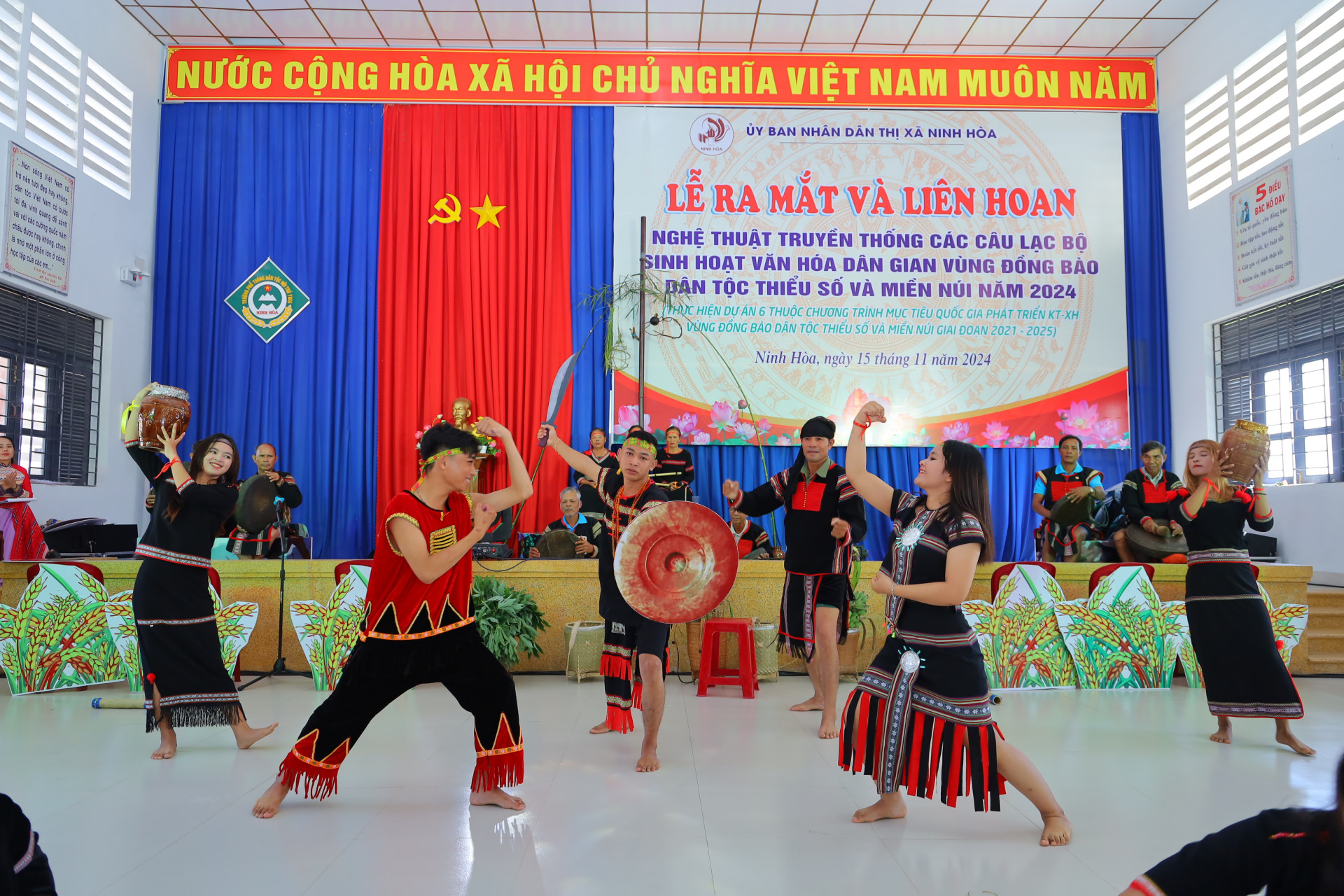 Màn mô phỏng lễ cúng bến nước của người Ê đê do thành viên CLB thôn Buôn Lác biểu diễn.