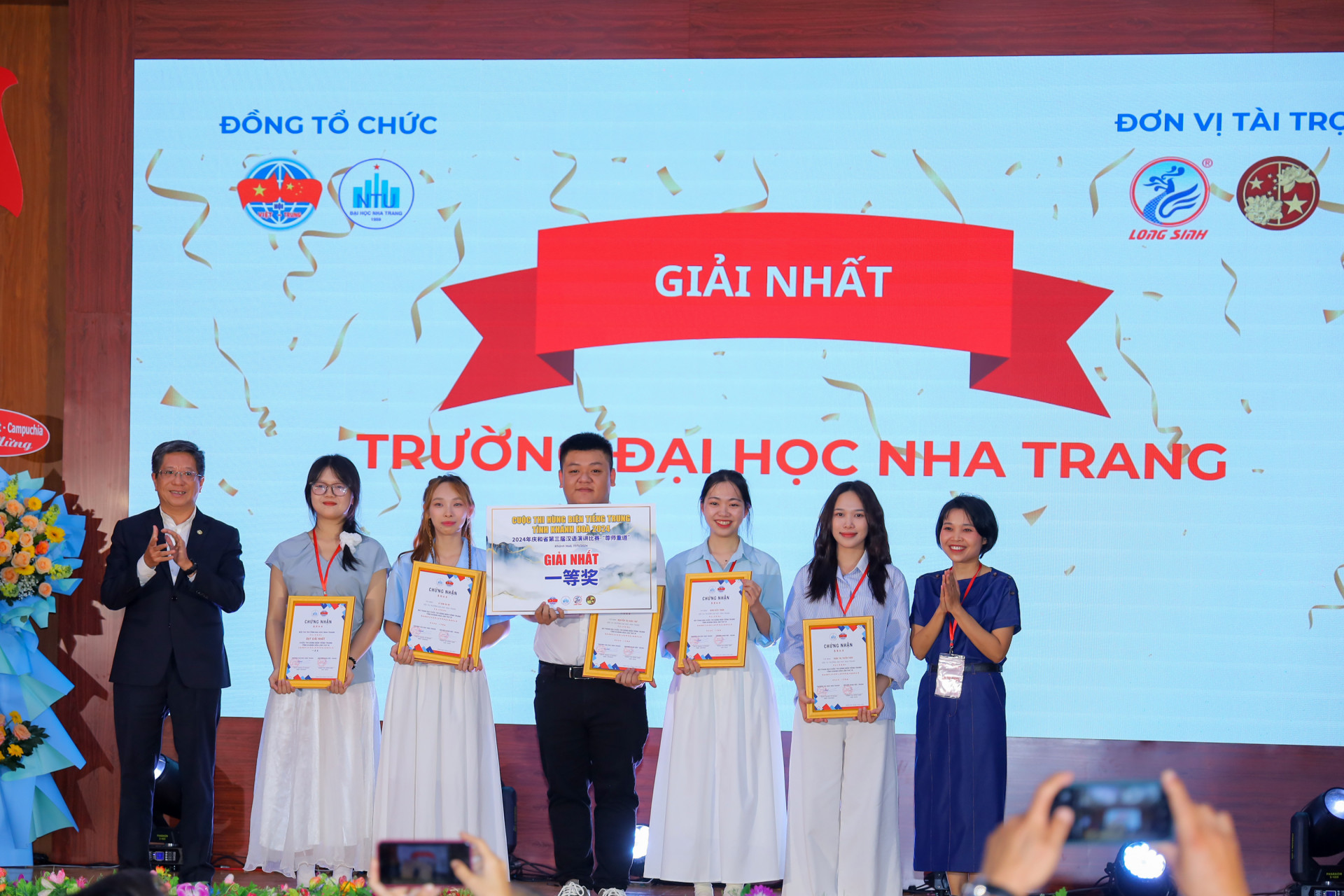 Đại diện Ban tổ chức cuộc thi trao giải Nhất cho đội thi Trường Đại học Nha Trang.