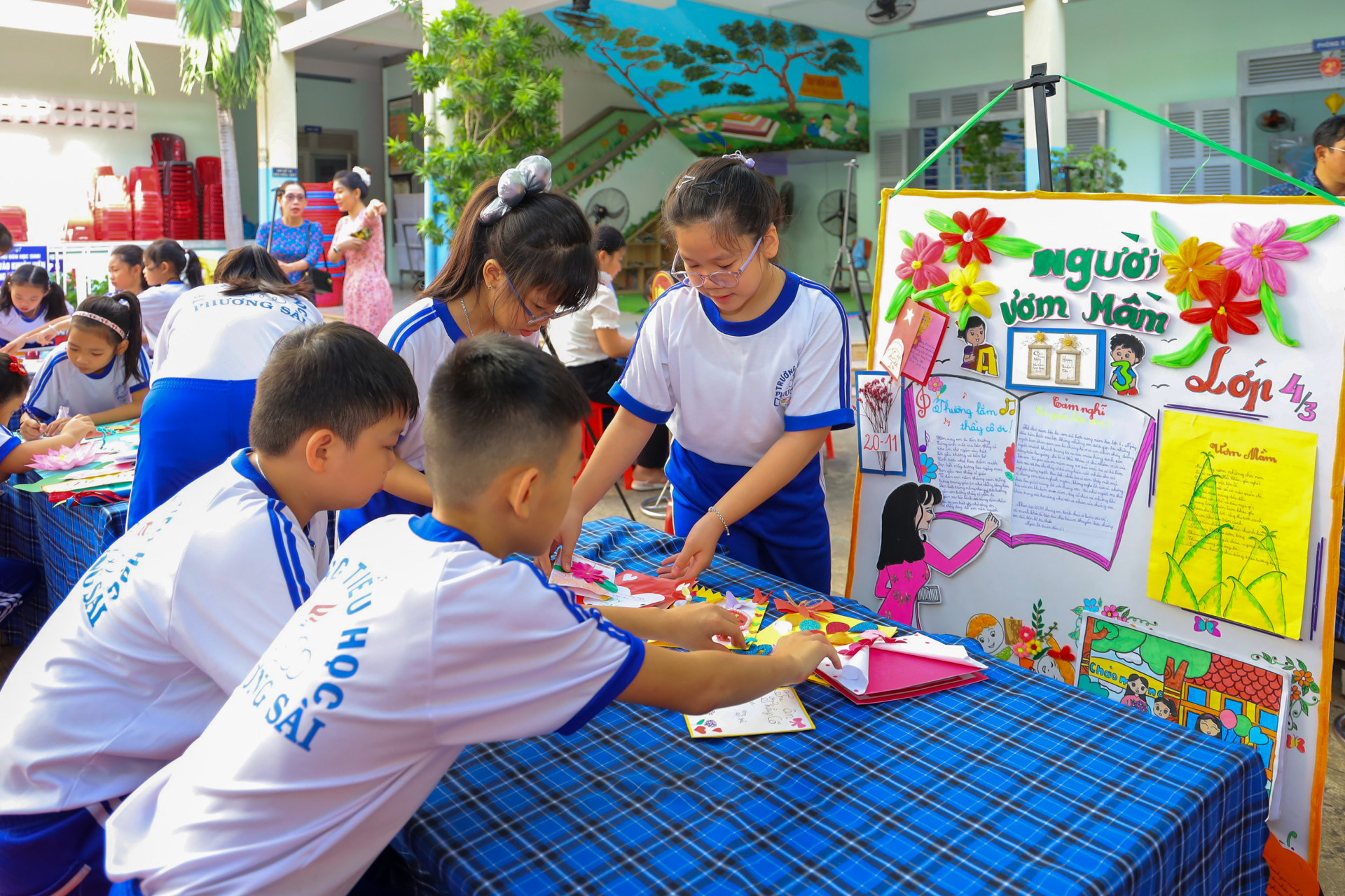 Một tờ báo tường đang được học sinh dần hoàn thiện.