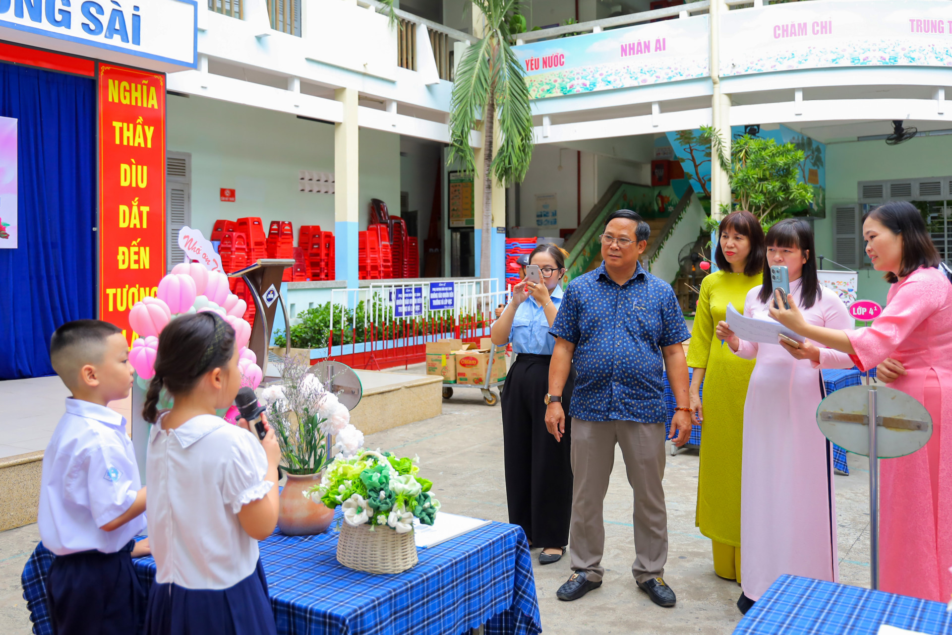 Lãnh đạo nhà trường đi chấm thi cho từng lớp.