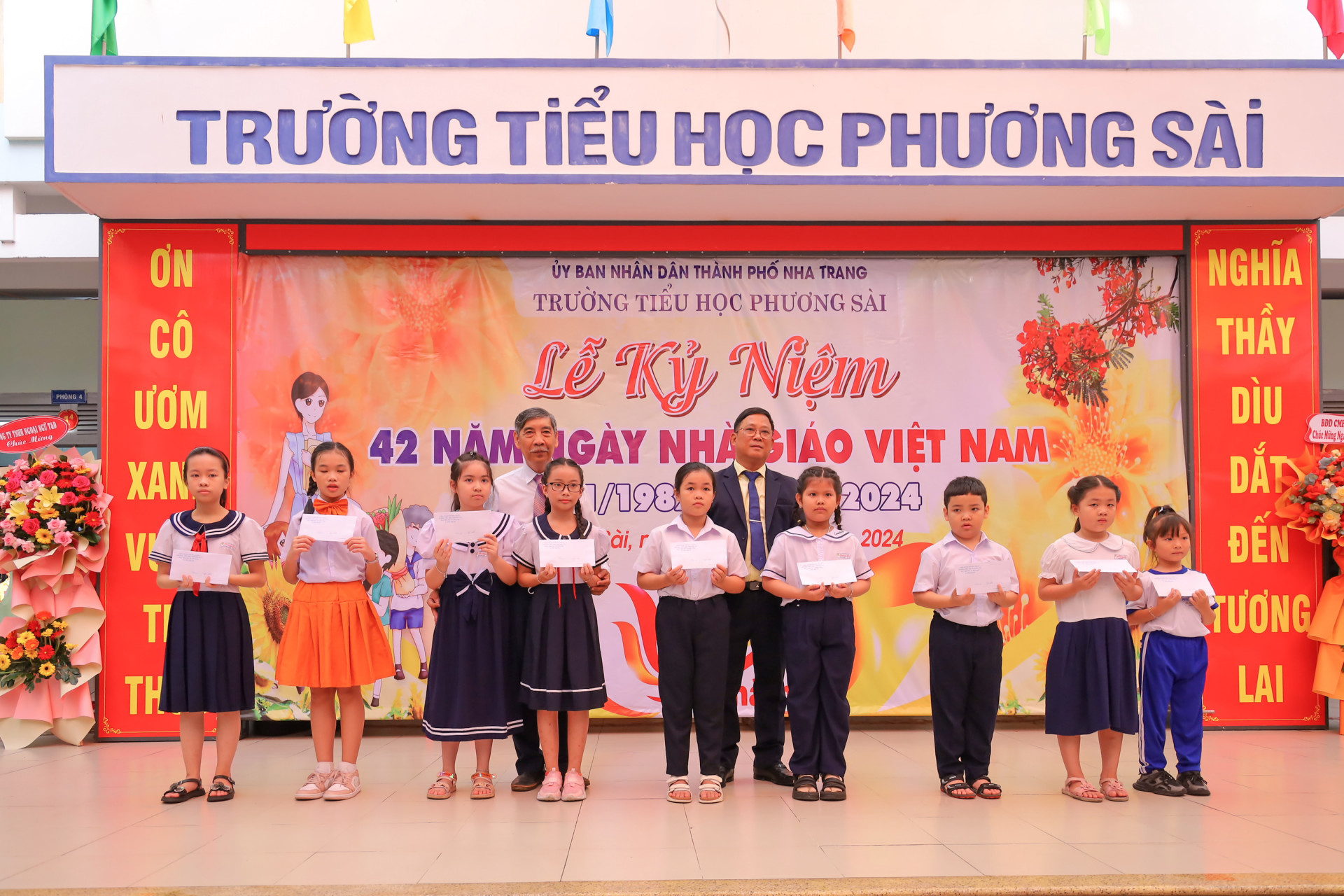 Lãnh đạo Trường Tiểu học Phương Sài khen thưởng các lớp đạt thành tích trong những hoạt động chào mừng Ngày Nhà giáo Việt Nam.