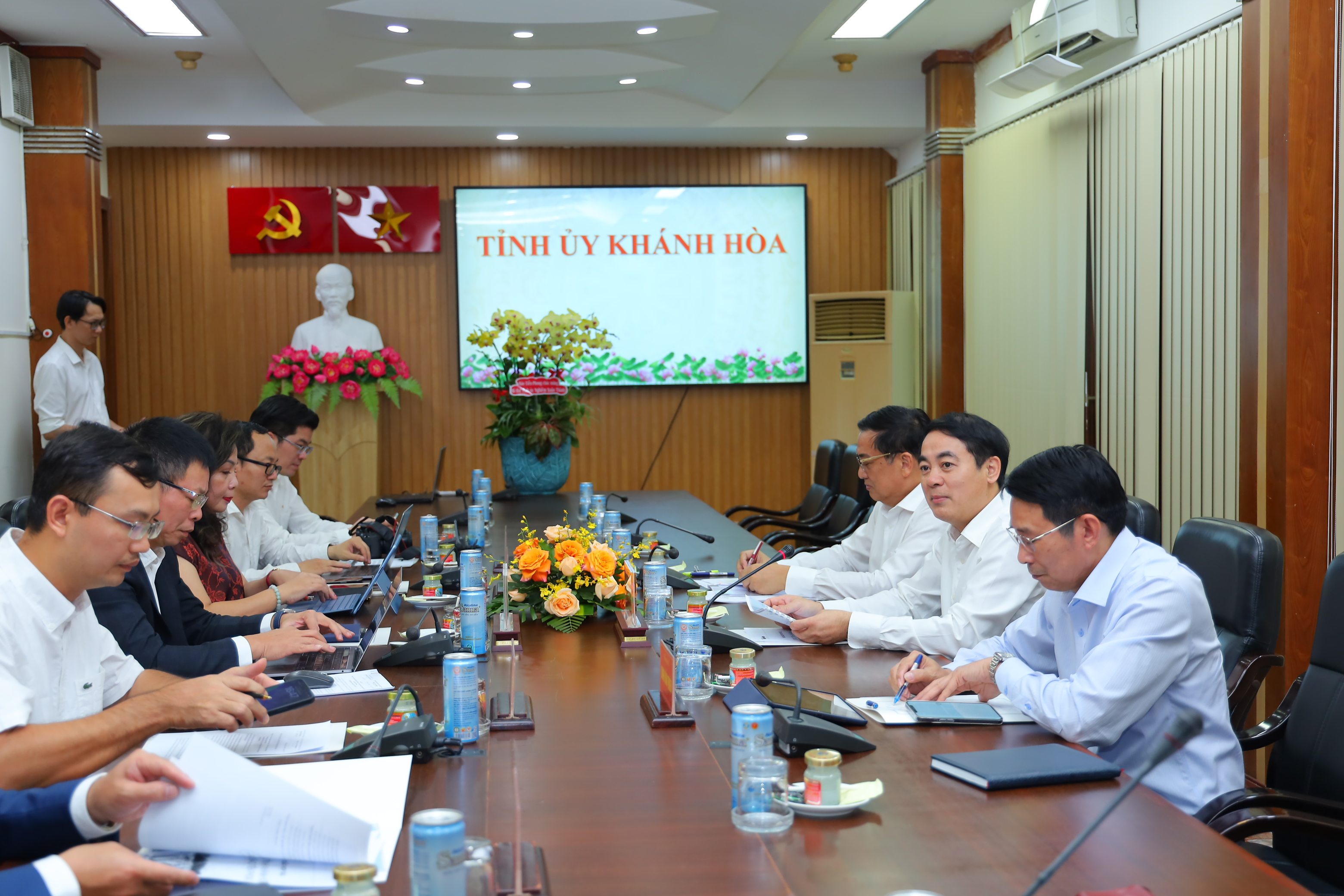 Bí thư Tỉnh ủy Nghiêm Xuân Thành làm việc với đoàn công tác Báo Tiền phong