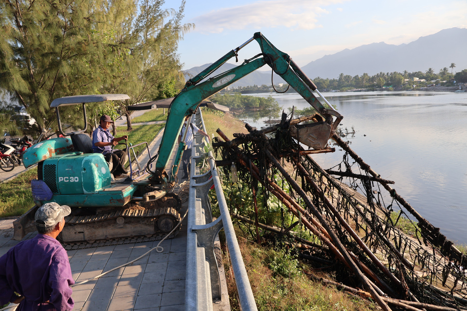 Phương tiện đưa các giàn gỗ ở sông Quán Trường lên bờ.