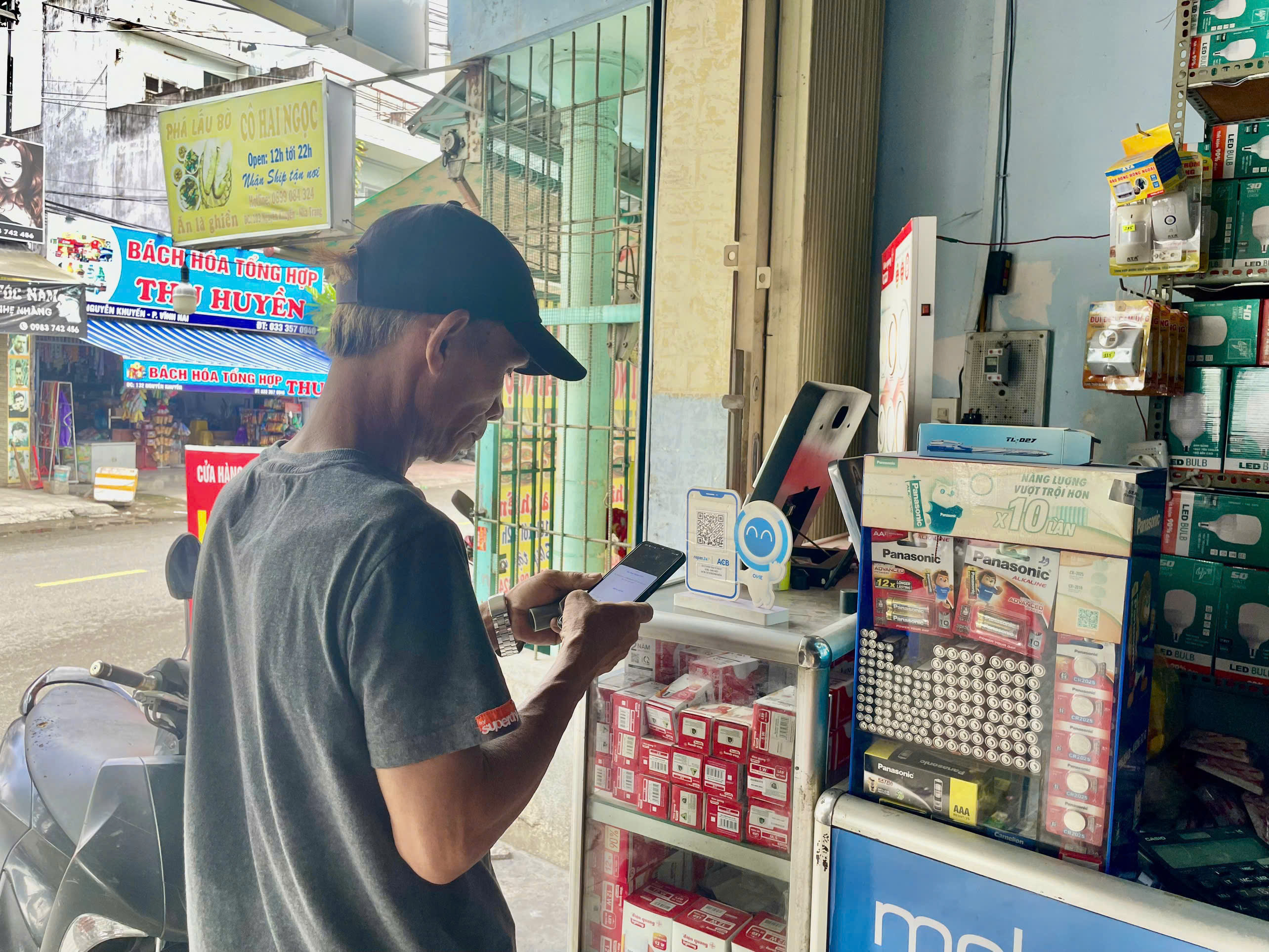 Thanh toán bằng mã QR: Gian nan chờ lời giải