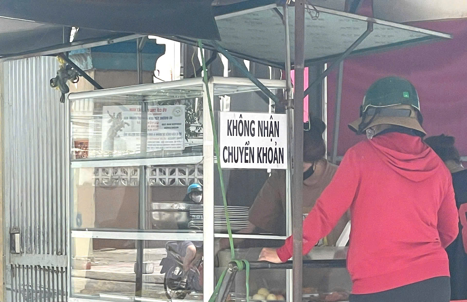 Một quán ăn dán thông báo không nhận chuyển khoản