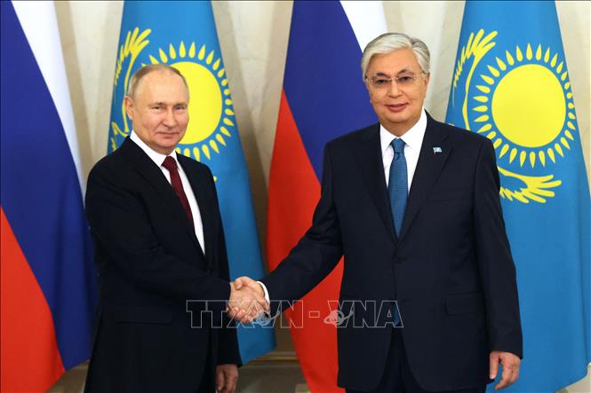 Tổng thống Nga Vladimir Putin (trái) và Tổng thống Kazakhstan Kassym-Jomart Tokayev tại cuộc gặp ở Astana, Kazakhstan, ngày 9/11/2023. Ảnh tư liệu: AFP/TTXVN
