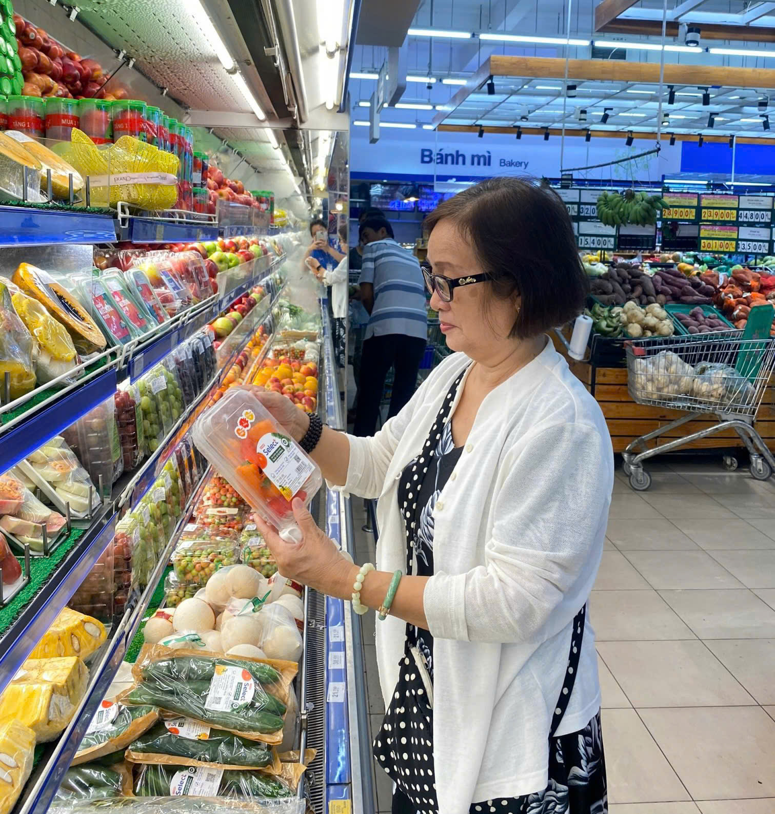 Người dân mua hàng tại một siêu thị ở Nha Trang