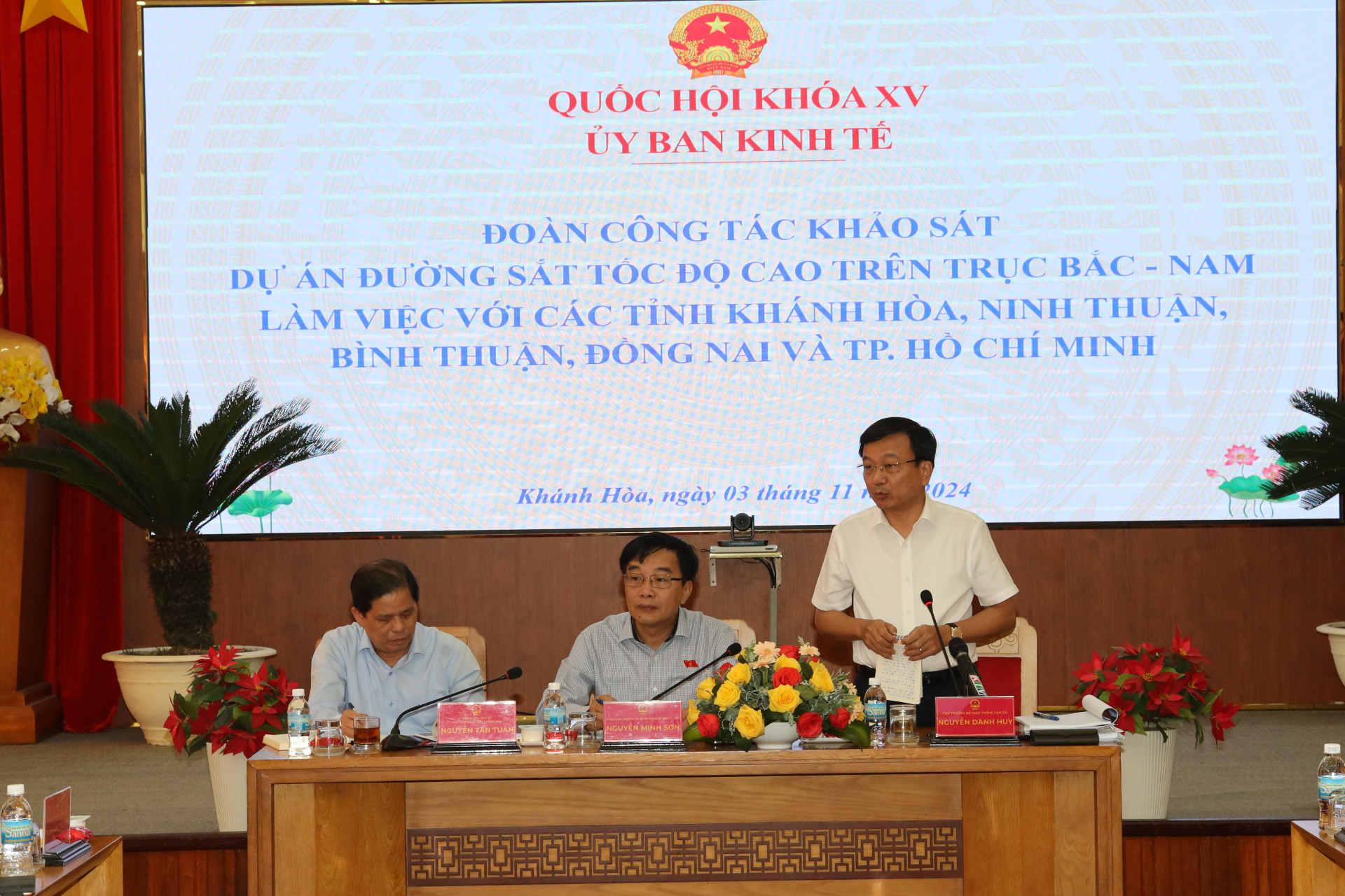 Deputy Minister of Transport Nguyen Danh Huy speaks at the working session.